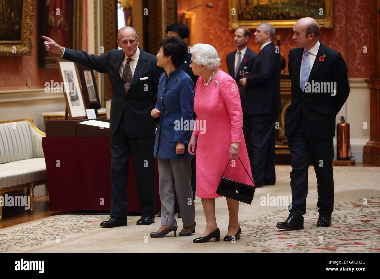 Der Präsident der Republik Korea Park Geun-Hye (zweite links), der Herzog von Edinburgh (links) und Königin Elizabeth II. Kommen, um sich eine Ausstellung mit koreanischen Gegenständen aus der Royal Collection und dem Royal Archives in der Bildergalerie des Buckingham Palace in London anzusehen. Die Präsidentin ist auf einem Staatsbesuch im Vereinigten Königreich und während der Reise wird sie an einem Staatsbankett teilnehmen und Downing Street besuchen. Stockfoto