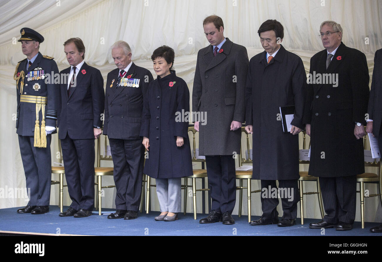 Die Präsidentin der Republik Korea, ihre Exzellenz Park Geun-hye (4. Links), steht mit dem Herzog von Cambridge und beobachtet einen Moment des Schweigens in Erinnerung an die Opfer des Koreakrieges bei einer Spatenstich-Zeremonie des koreanischen Kriegsdenkmals in den Victoria Embankment Gardens im Zentrum von London. Stockfoto