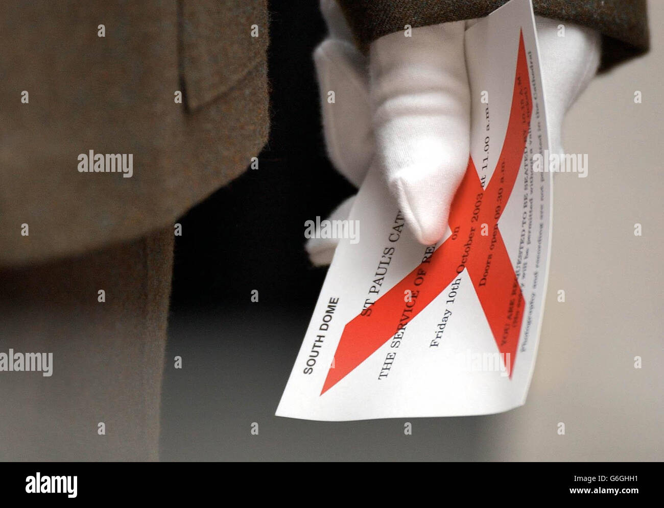 Ein Soldat hält sein Ticket, als er vor dem Gedenkdienst für die im Golfkonflikt Getöteten in der St. Paul's Cathedral in London ankommt. Stockfoto