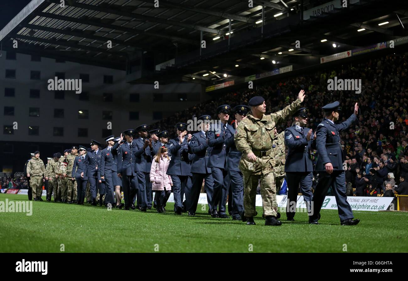 Fußball - Barclays Premier League - Norwich City / West Ham United - Carrow Road. Soldaten ziehen zur Halbzeit vor dem Erinnerungssonntag um die Crrow Road herum Stockfoto