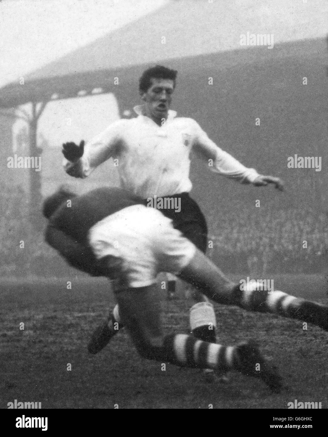 Lawrence, Yeovil-Torwart, taucht durch Fulham Center Forward, Doherty, um während des FA Cup Unentschieden im Craven Cottage, London, zu retten. Yeovils Cup-Hoffnungen starben, als Fulham den Ball ohne Antwort viermal in ihr Netz stürzte. Stockfoto