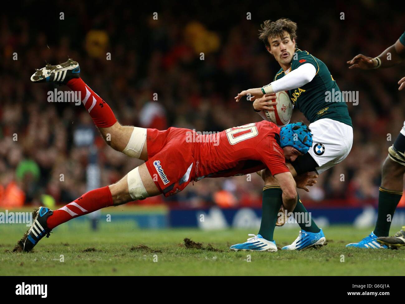 Rugby Union - Dove Men Series - Wales / Südafrika - Millennium Stadium. Der südafrikanische JJ Engelkbrecht wird von Wales Justin Tipuric während des Spiels der Dove Men Series im Millennium Stadium in Cardiff angegangen. Stockfoto