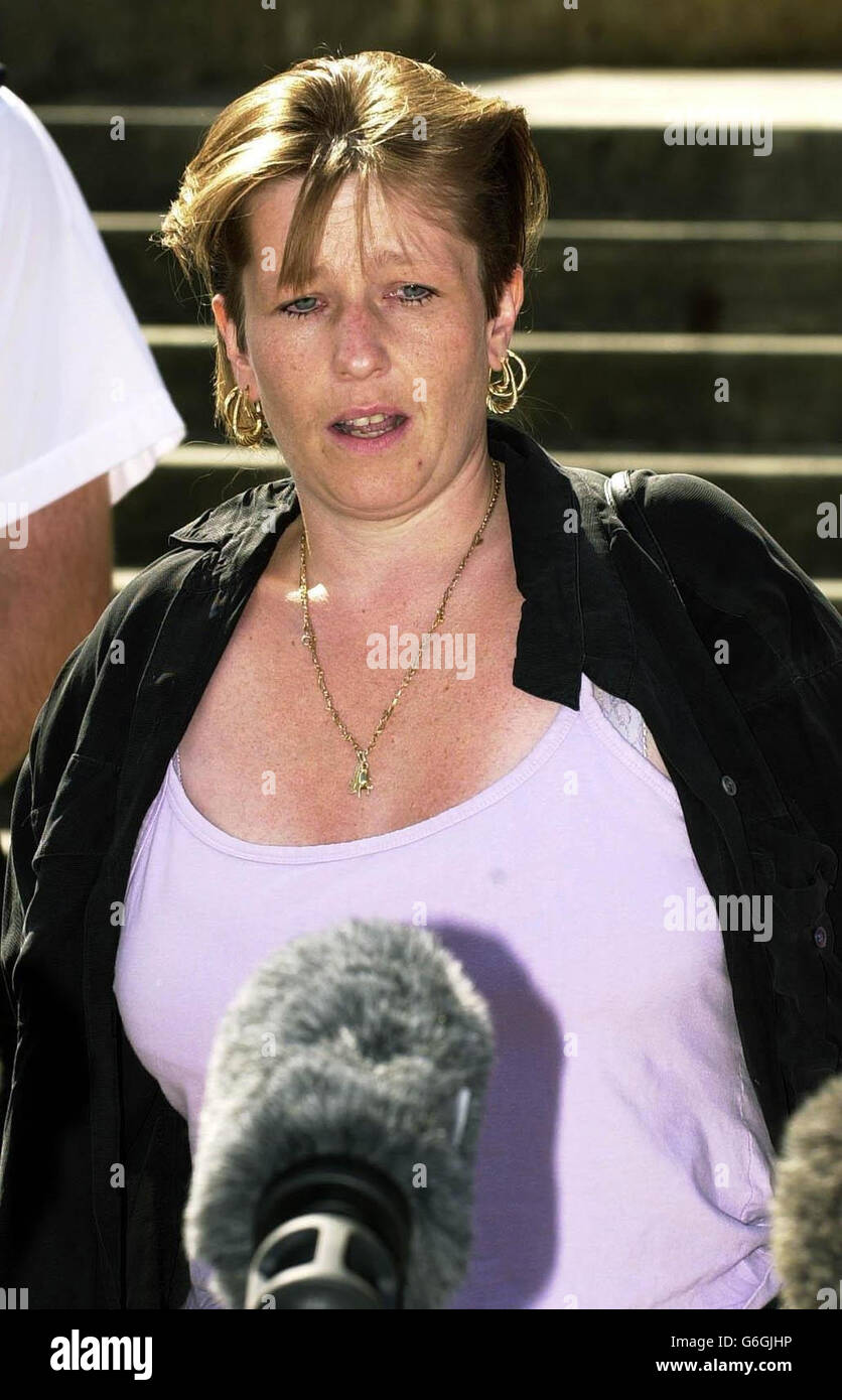 Angela CHAMP, Mutter des vermissten 14-jährigen Schulmädchen Stacey CHAMP, spricht vor einer Polizeistation in Rochester, Kent, mit den Medien. Ihre Tochter wurde bei einem Familienfreund im Norden Schottlands sicher und gut gefunden. Der Teenager und der 46-jährige David Milner wurden entdeckt, nachdem ihr VW Golf Auto heute Morgen in Berriedale bei Wick entdeckt wurde. Der Teenager wurde von ihrem Haus in Gillingham, Kent, vermisst und löste eine landesweite Suche aus. Siehe PA Geschichte POLIZEI Schulmädchen. PA Foto: Gareth Fuller. Stockfoto