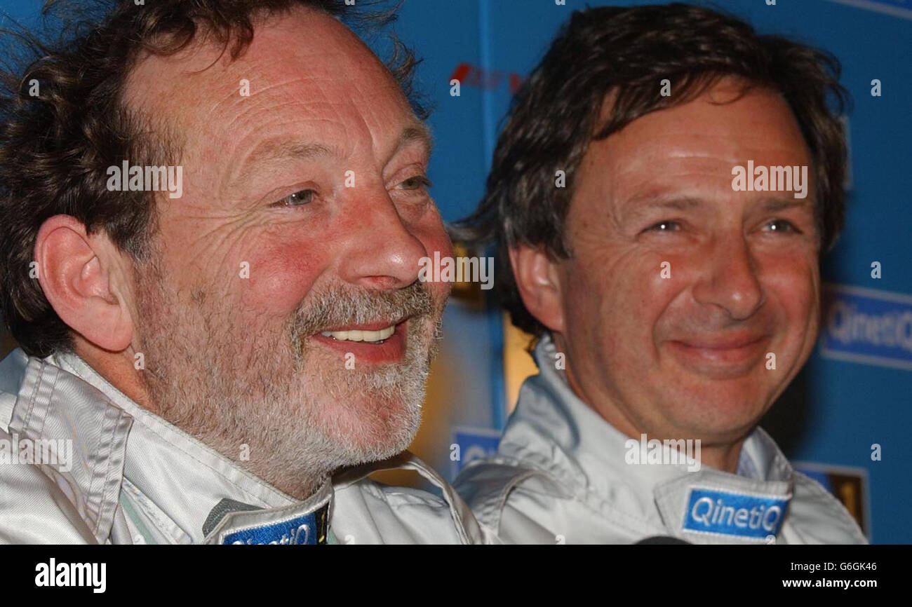 Britische Piloten, Andy Elson (links), 48, aus Wells in Somerset und Colin Prescot, 53, aus Stockbridge in Hants, nehmen an einer Pressekonferenz Teil, bevor sie morgen in Carbis Bay, St.Ives, Cornwall, den Höhenrekord für einen bemannten Ballon brechen. Die beiden Männer planen, den 1,270m hohen QinetiQ1-Ballon über 113.740ft zu fliegen, um den Rekord zu brechen, den die US Navy im Mai 1961 aufgestellt hat. Sie werden unter Druck stehende Raumanzüge tragen und vor dem Start des Ballons, der aus superdünnem Polyethylen besteht und mit Helium gefüllt ist, mehrere Stunden reinen Sauerstoff einatmen. Stockfoto