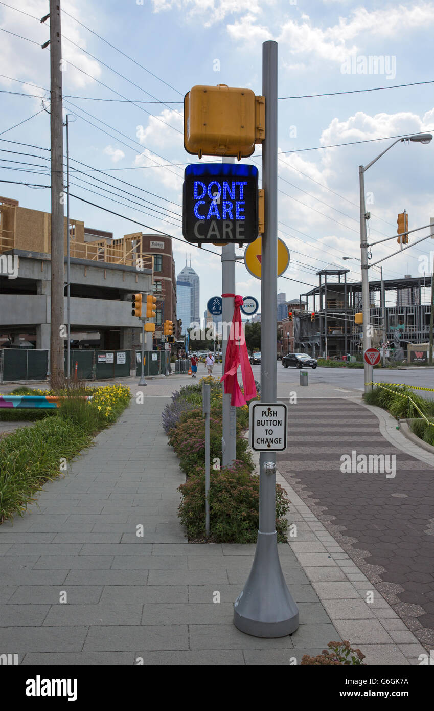 Straßenkreuzung Zeichen anzeigen '"Don t Care", anstatt "Nicht überqueren", Downtown Indianapolis Indiana Stockfoto