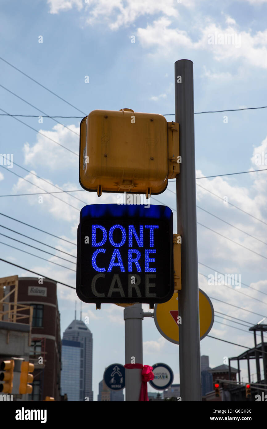 Straßenkreuzung Zeichen anzeigen '"Don t Care", anstatt "Nicht überqueren", Downtown Indianapolis Indiana Stockfoto