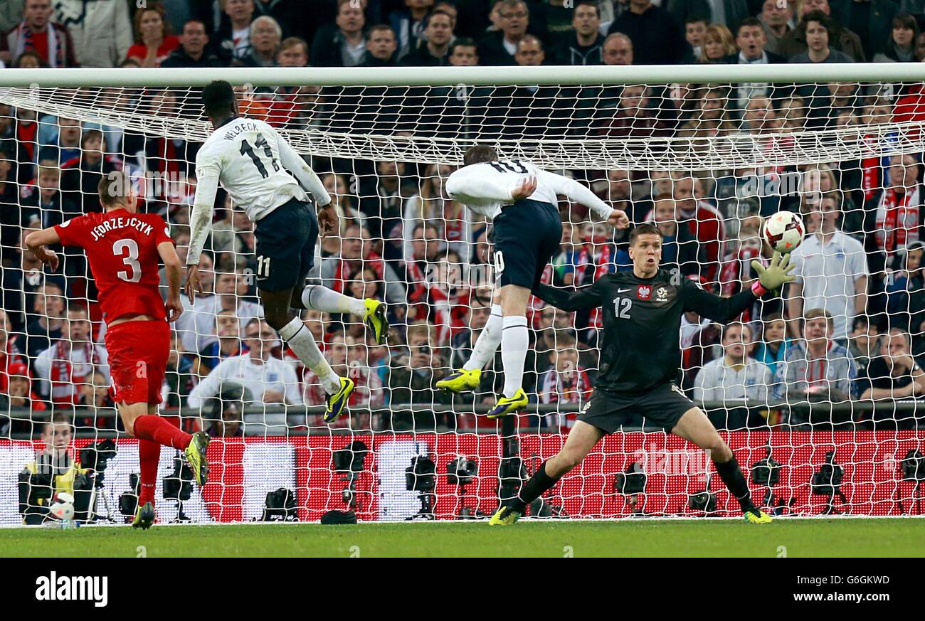 Fußball - FIFA Fußball-Weltmeisterschaft 2014 - Qualifikation - Gruppe H - England gegen Polen - Wembley-Stadion. Der englische Wayne Rooney erzielt das erste Tor seiner Spielmannschaft Stockfoto