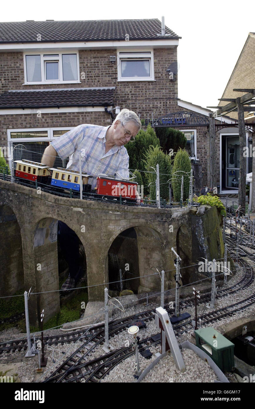 Gordon Archer, 67, aus Poulton-le-Fylde in der Nähe von Blackpool, Lancashire, dessen Haus zusammen mit seiner geliebten Modelleisenbahn aus dem Jahr 50,000 verkauft wurde, als er nach Australien emigrierte. Der Stolz und die Freude von Archer haben mehr als acht Jahre gedauert, bis er gebaut wurde. Er umfasst 600 Meter lange Gleise, Brücken, Bergtunnel, Bahnhöfe und Plattformen. Stockfoto