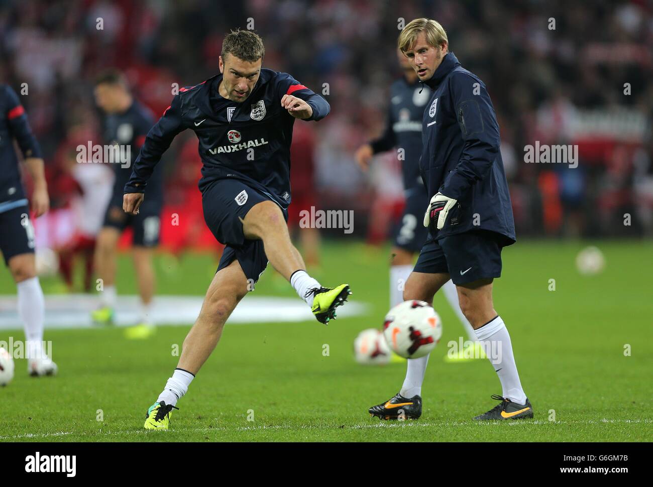 Fußball - FIFA Fußball-Weltmeisterschaft 2014 - Qualifikation - Gruppe H - England gegen Polen - Wembley-Stadion. Der englische Rickie Lambert mit Torwarttrainer Dave Watson (rechts) während des Warm-Up Stockfoto