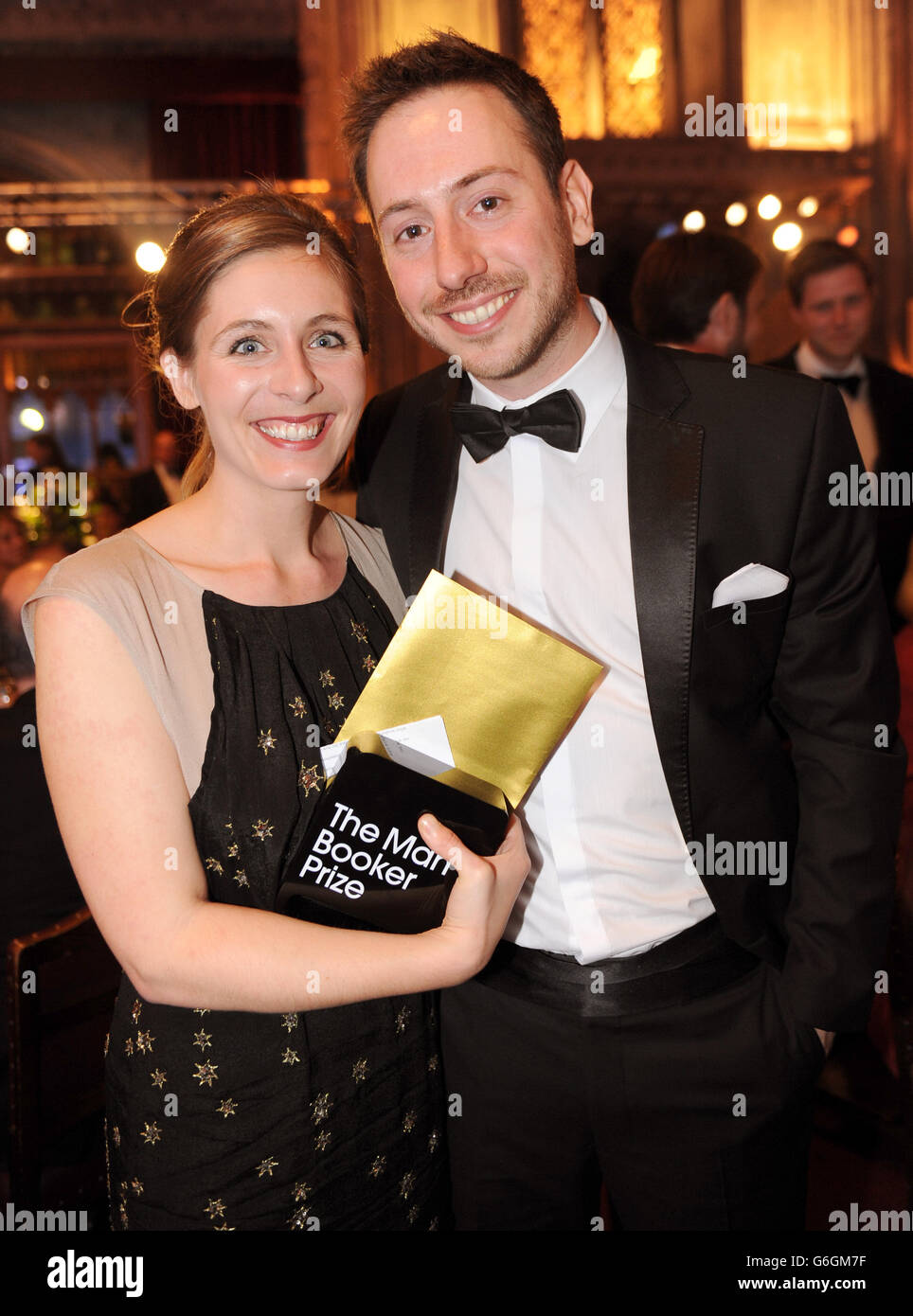 Eleanor Catton, Gewinnerin des man Booker Prize für ihr Buch The Luminaries, posiert mit ihrem Partner, nachdem sie den Preis in der Guildhall, London, gewonnen hat. Stockfoto