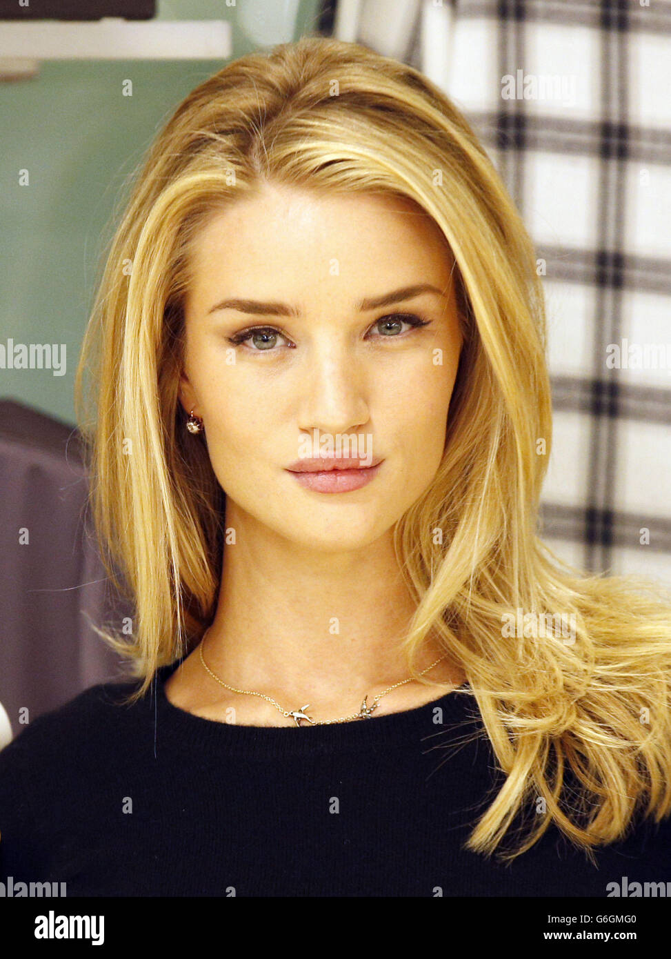 Rosie Huntington-Whiteley nimmt an einer Fotoausstellung Teil, um ihre Kollektion „Rosie for Autograph Sleepwear“ im M&S Marble Arch, Oxford Street, London, zu veröffentlichen. Stockfoto