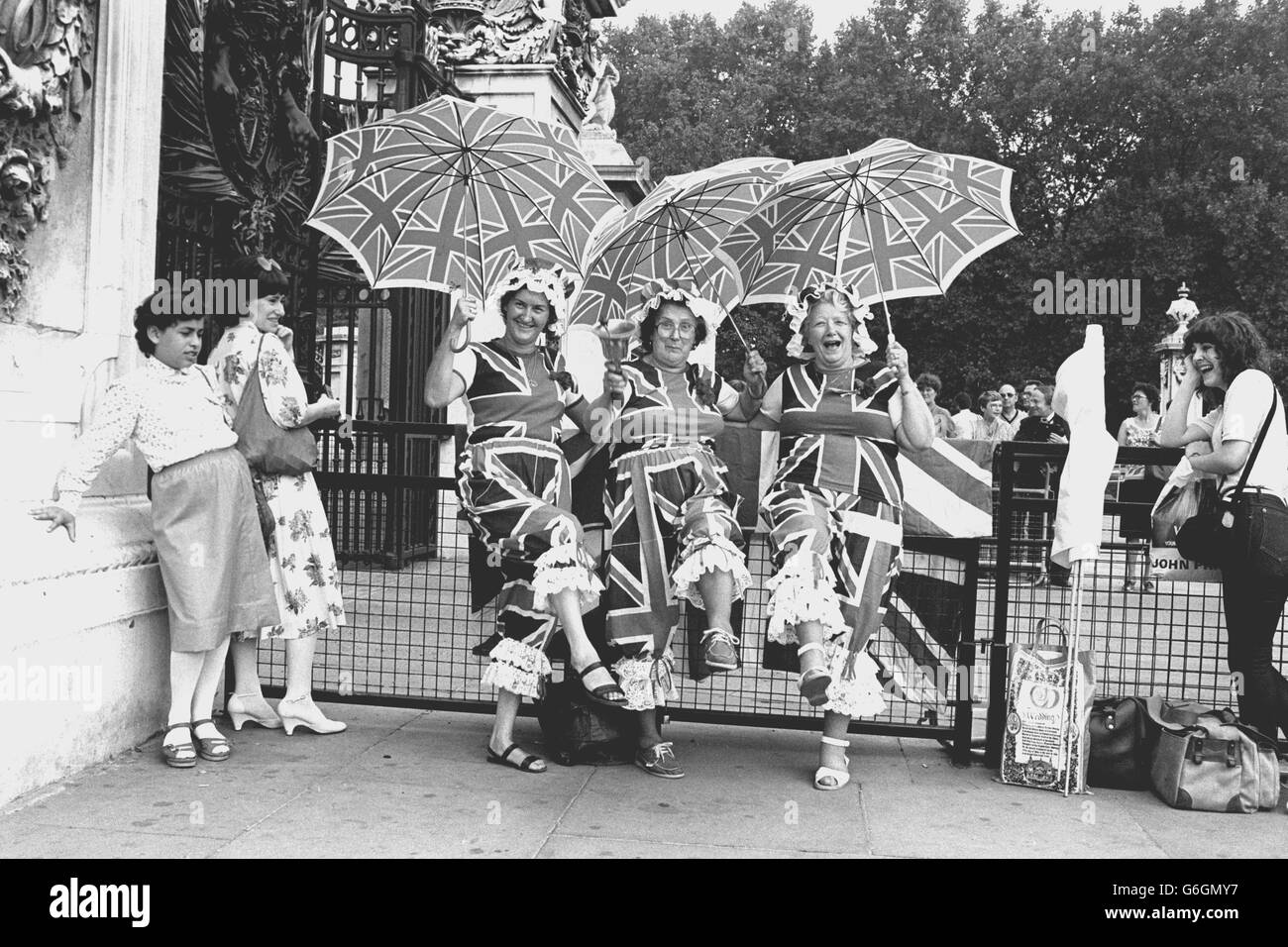 Drei Manchester 'Royalisten', (l-r) Christine Heron, ihre Mutter Ruth und Ethel Knape, tragen Union Jack-Outfits vor dem Buckingham Palace in London, als sie die Ankunft für die Taufe von Prinz William von Wales beobachteten. Stockfoto