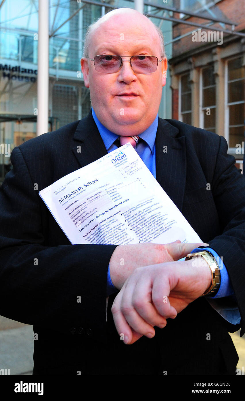 Der amtierende Rektor Dr. Stuart Wilsonoutside Al Madina School, Derby, nachdem die umstrittene muslimische freie Schule von Inspektoren als „unfunktional“ bezeichnet wurde, die erklärt haben, dass sie versagt. Stockfoto