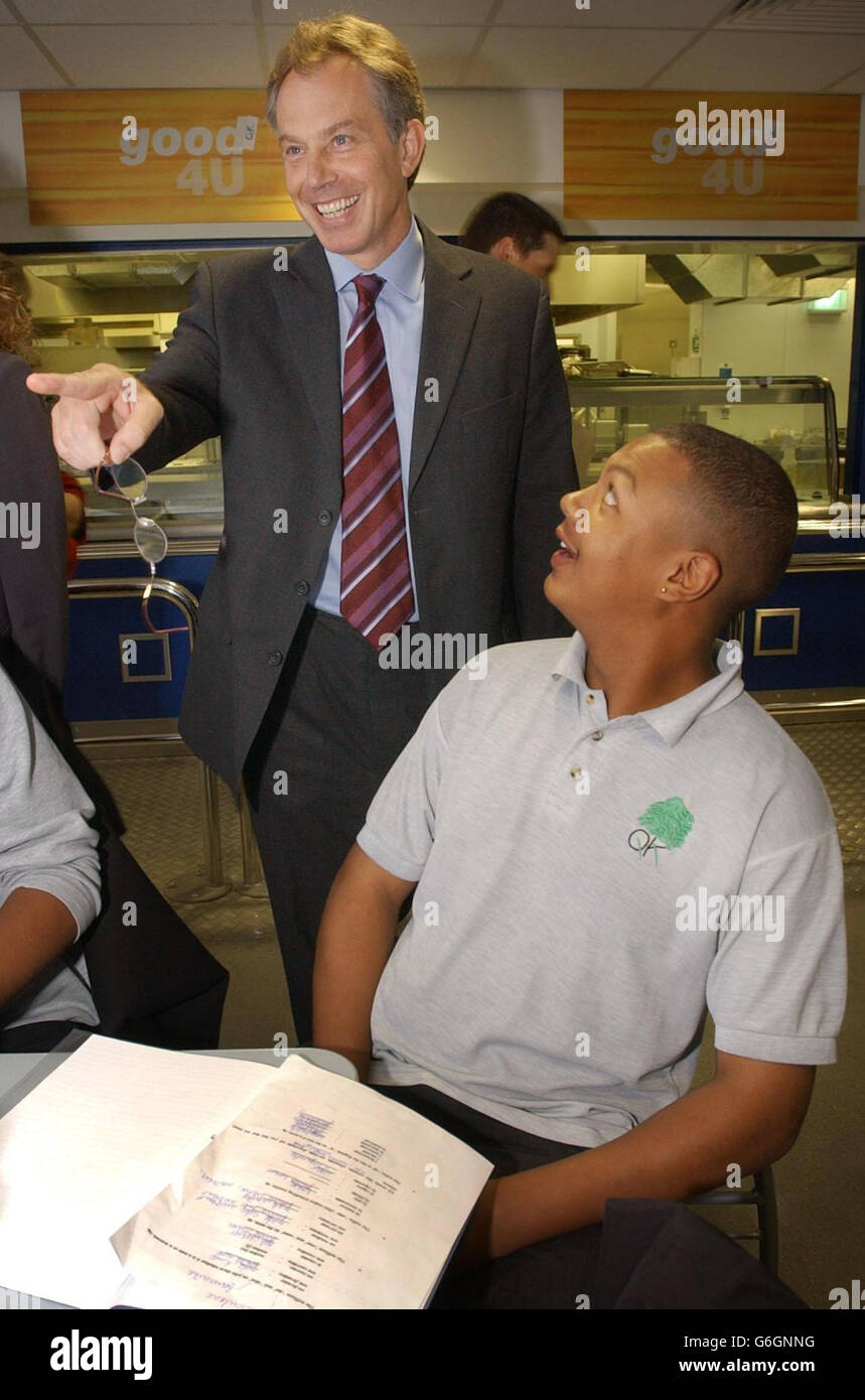 Premierminister Tony Blair trifft Schüler an der Quintin Kynaston Schule im Norden Londons, wo er ein neues Programm mit einem "Kinderkommissar" ankündigte. Stockfoto