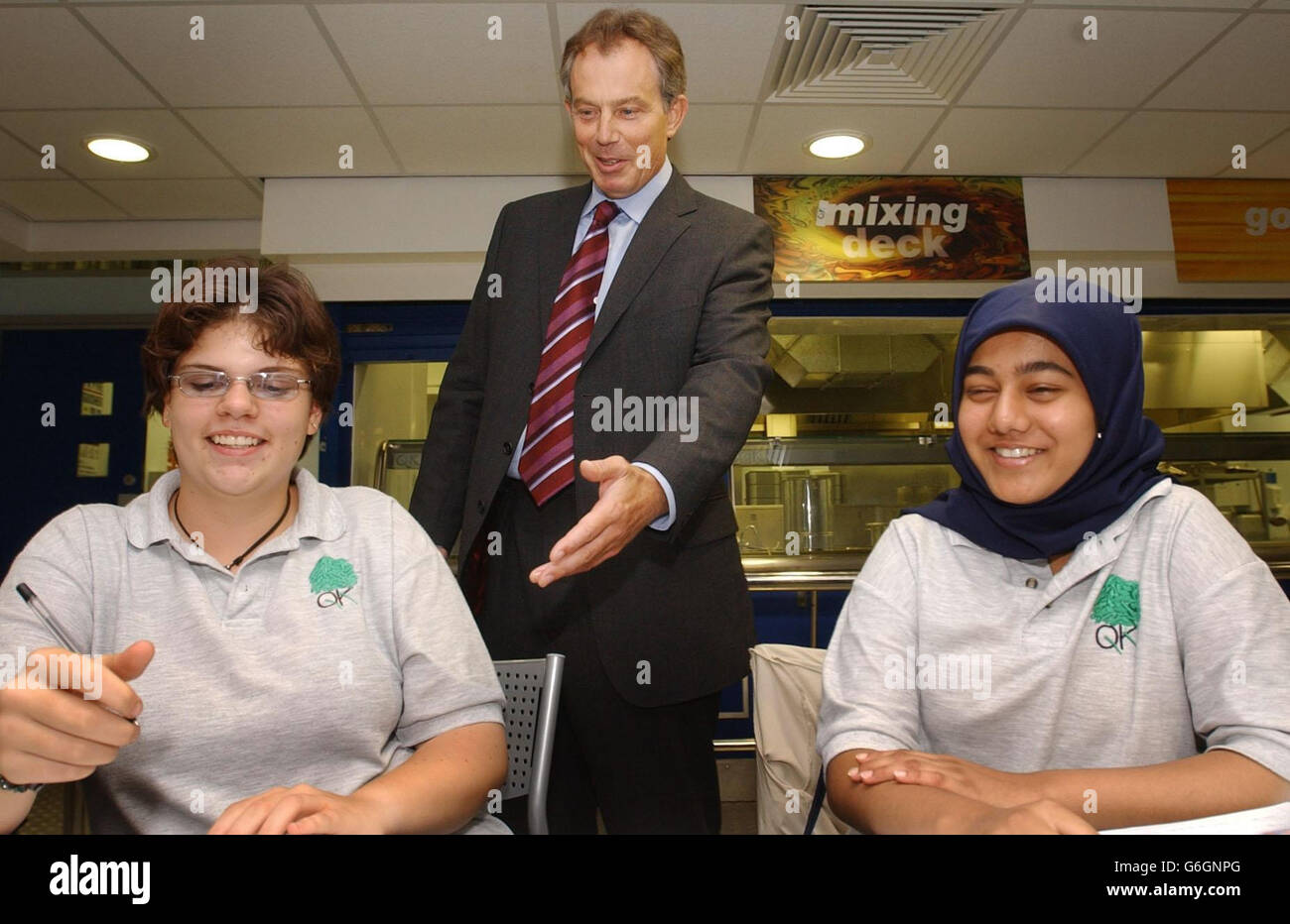 Premierminister Tony Blair trifft Schüler an der Quintin Kynaston Schule im Norden Londons, wo er ein neues Programm mit einem "Kinderkommissar" ankündigte. Stockfoto