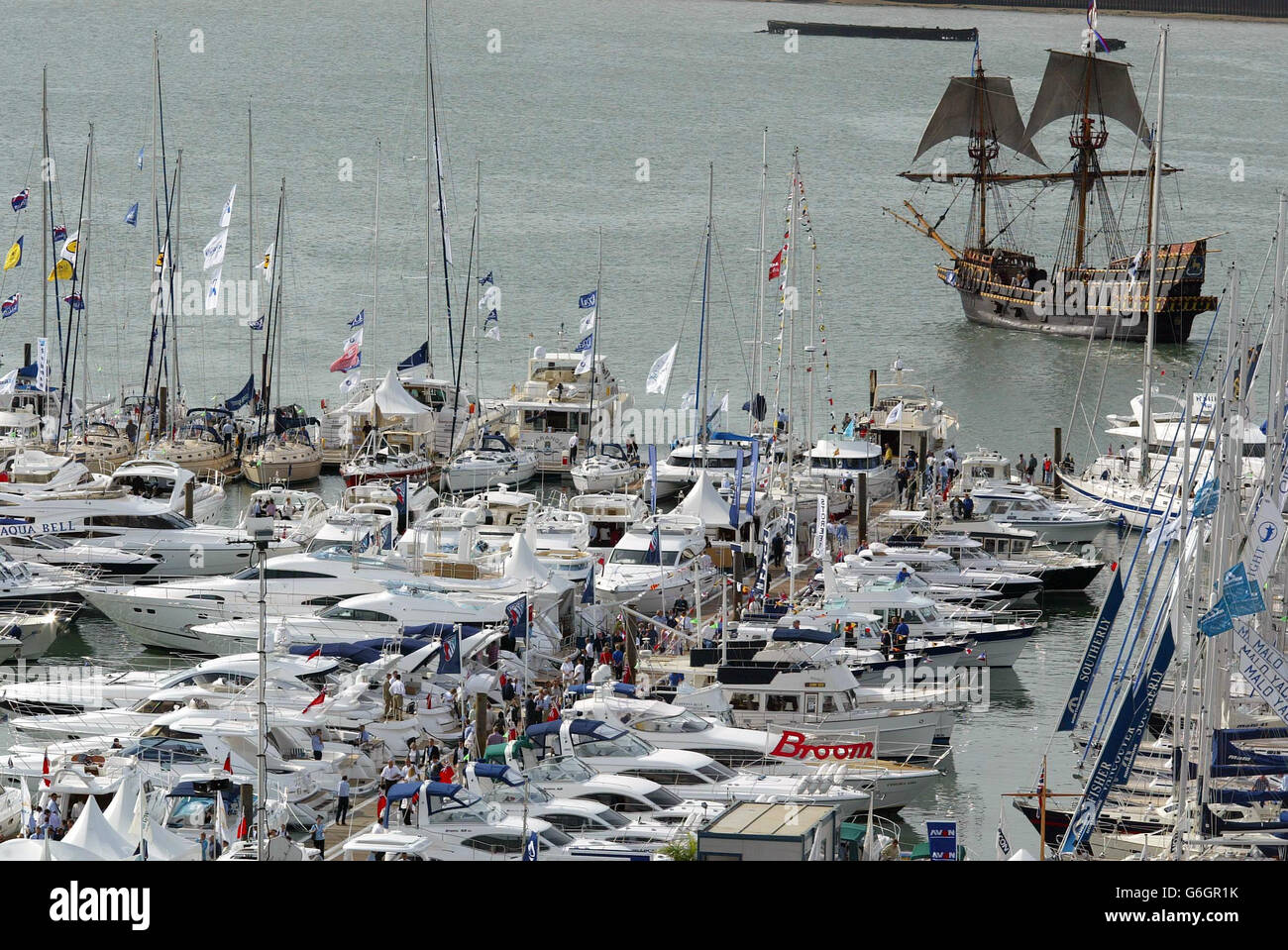 Die Nachbildung von Sir Francis Drakes Schiff The Golden Hinde fährt an der Southampton Boat Show in der Stadt vorbei. Die Yachting Spectacular verfügt über 800 Boote und läuft 10 Tage lang. Stockfoto