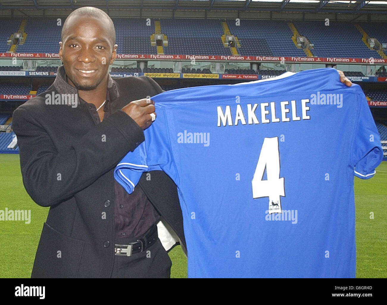 Claude Makelele mit seinem neuen Chelsea-Shirt auf dem Stamford Bridge Ground im Westen Londons. Der Spieler unterzeichnete von Real Madrid auf einem 4-Jahres-Vertrag. Stockfoto