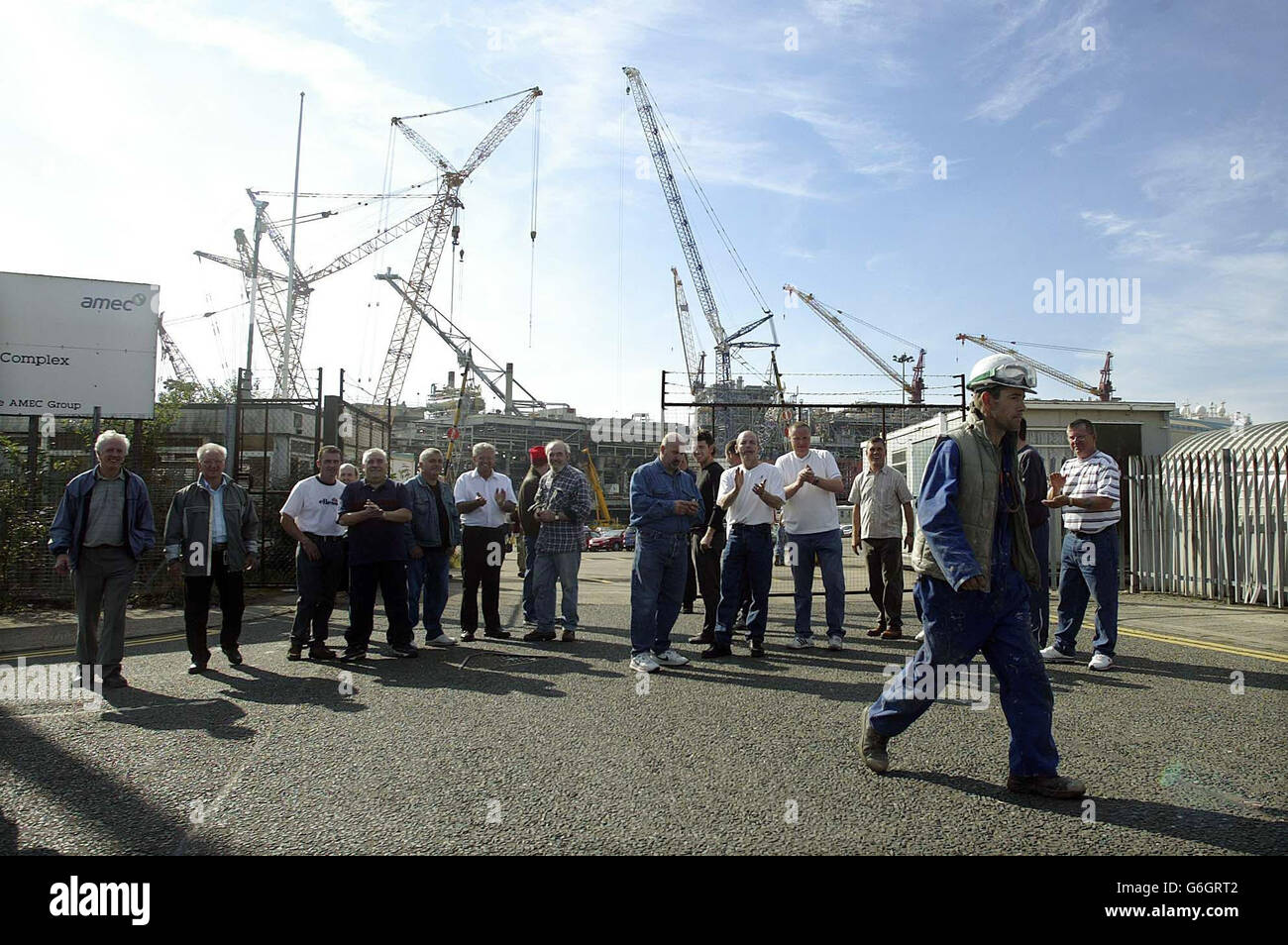 Ein Arbeiter geht an der Streikposten auf der AMEC-Werft in Wallsend, Tyneside, vorbei, wo heute Hunderte von Arbeitern in einem inoffiziellen Streit zur Unterstützung von Kollegen aus dem Haus gingen. Fast 2,000 Menschen haben auf drei Werften in ganz Tyneside Werkzeuge abstürzt, sagte ein Gewerkschaftsvertreter. Im Mittelpunkt des Streits steht eine Gruppe von Subunternehmern, die sagen, dass sie von den Tarifverträgen ausgeschlossen wurden, die für Arbeitnehmer gelten, die direkt von den Werften in der Region beschäftigt sind. Stockfoto