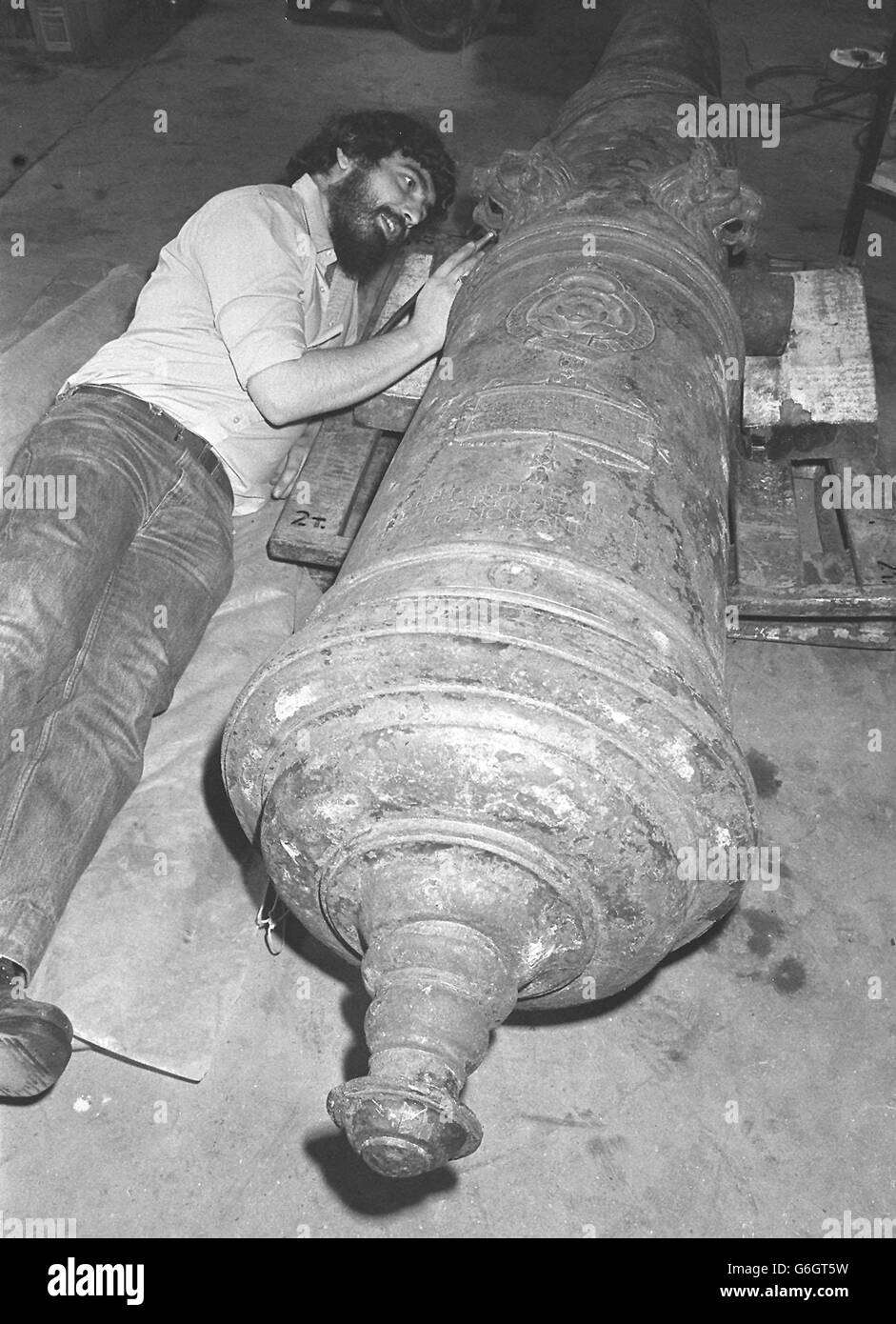 Eine Demy-Bronzenkanone, eines der Gegenstände, die aus dem 400 Jahre alten Wrack des Tudor-Kriegsschiffs, der Mary Rose, von ihrem wässrigen Grab im Solent geholt wurden. Stockfoto