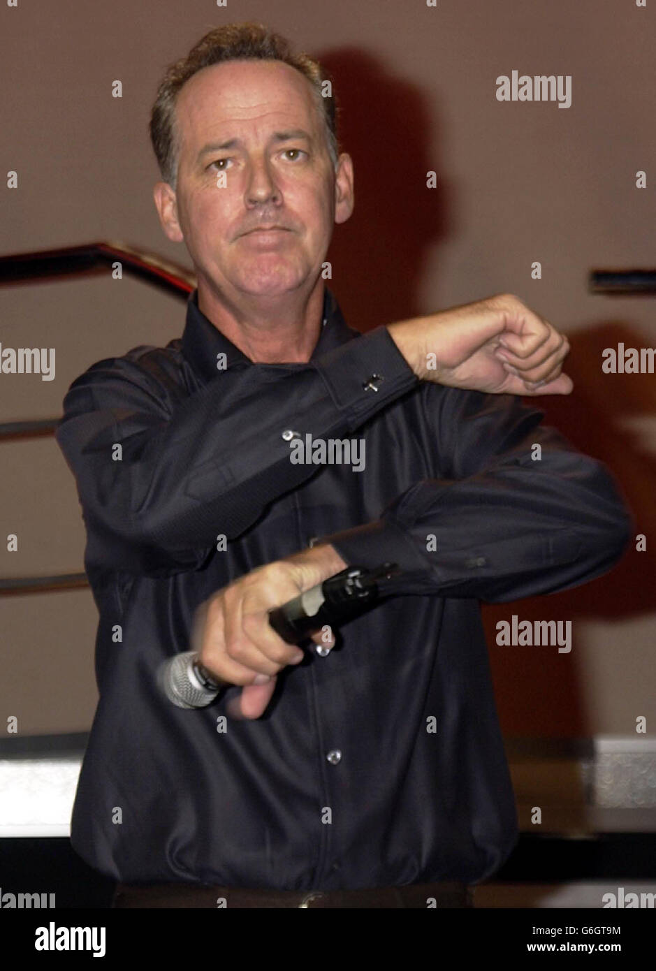 Entertainer Michael Barrymore tritt während einer Fotoausstellung für seine neue Stand-up-Show Michael Barrymore: The Kings of Comedy im Wyndham Theatre im Zentrum von London auf. 19/09/2003: Barrymore hat sich dramatisch aus seiner West End Comeback Show zurückgezogen und behauptet, der Druck der letzten zwei Jahre hätte seinen Tribut gefordert, stellte sich heraus, am Freitag, dem 19. September 2003. Kurz bevor er gestern Abend auf der Bühne stehen sollte, sagte der unruhige Komiker den Produzenten, dass er nach einer Reihe kritischer Kritiken und schlechten Ticketverkäufen seine Stand-up-Routine nicht mehr fortsetzen könne. Barrymore, 51, hatte gehofft, seinen wieder zu beleben Stockfoto