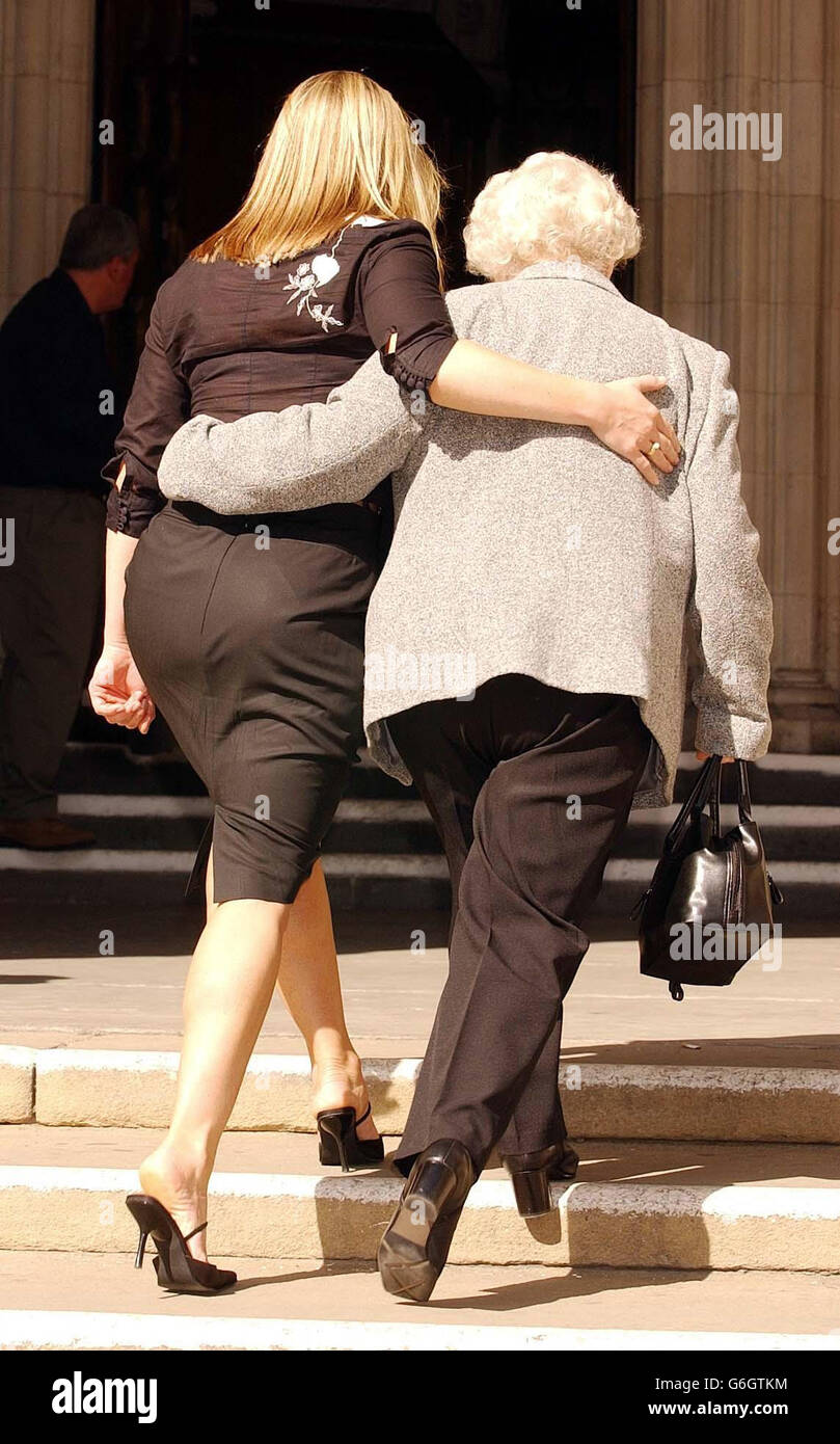 Muriel Jakubait (rechts), die Schwester von Ruth Ellis, mit ihrer Enkelin Tamara Harrington am High Court, London, zum Beginn einer zweitägigen Berufungsverhandlung, die darauf abzielte, die Mordverurteilung zu unterdrücken und ein Totschlag wegen Provokation und/oder verminderter Verantwortung gegen Ruth Ellis zu erlegen, Die letzte Frau, die in Großbritannien hingerichtet wurde. Stockfoto