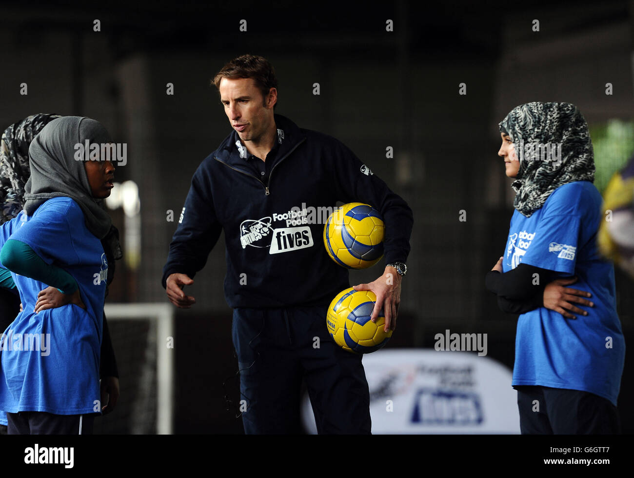 Gareth Southgate, der Manager der englischen U21, veranstaltet eine Coaching-Sitzung für junge Menschen aus benachteiligten Gegenden Londons, um das StreetGames Football Pools Fives-Programm im Westway Sports Center, London, zu unterstützen. Stockfoto