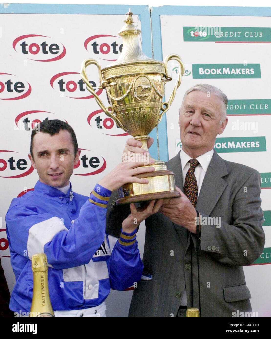 Der Jockey Tony Culhane und Quito's Besitzer und Trainer David Chapman (rechts) mit dem Gold Cup, nachdem sie den Tote Ayr Gold Cup auf der Ayr Racecourse gewonnen hatten. Stockfoto