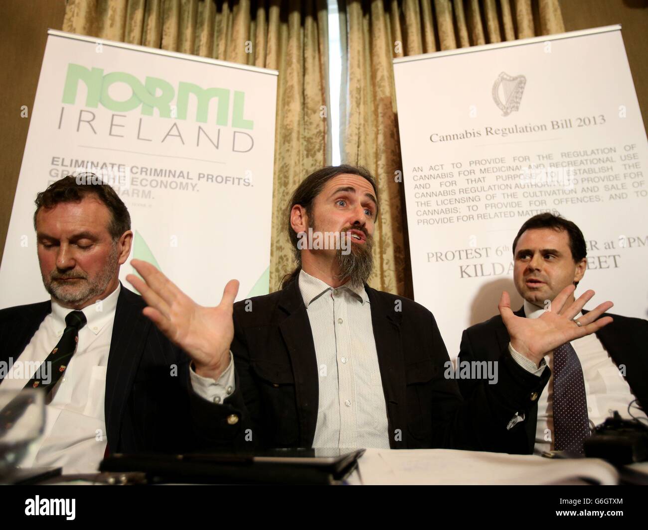 Der unabhängige TD Luke Ming Flanagan (Mitte) zusammen mit Dr. Cathal O Suiliobhain (links) und Dr. Garrett McGovern, einem auf sucht spezialisierten Hausarzt, bei einer Pressekonferenz im Buswells Hotel, Molesworth Street, Dublin, wo er behauptete, dass die Entkriminalisierung von Cannabis Irland jährlich 300 Millionen Euro (&Pfund;256 Millionen) sparen könnte. Stockfoto