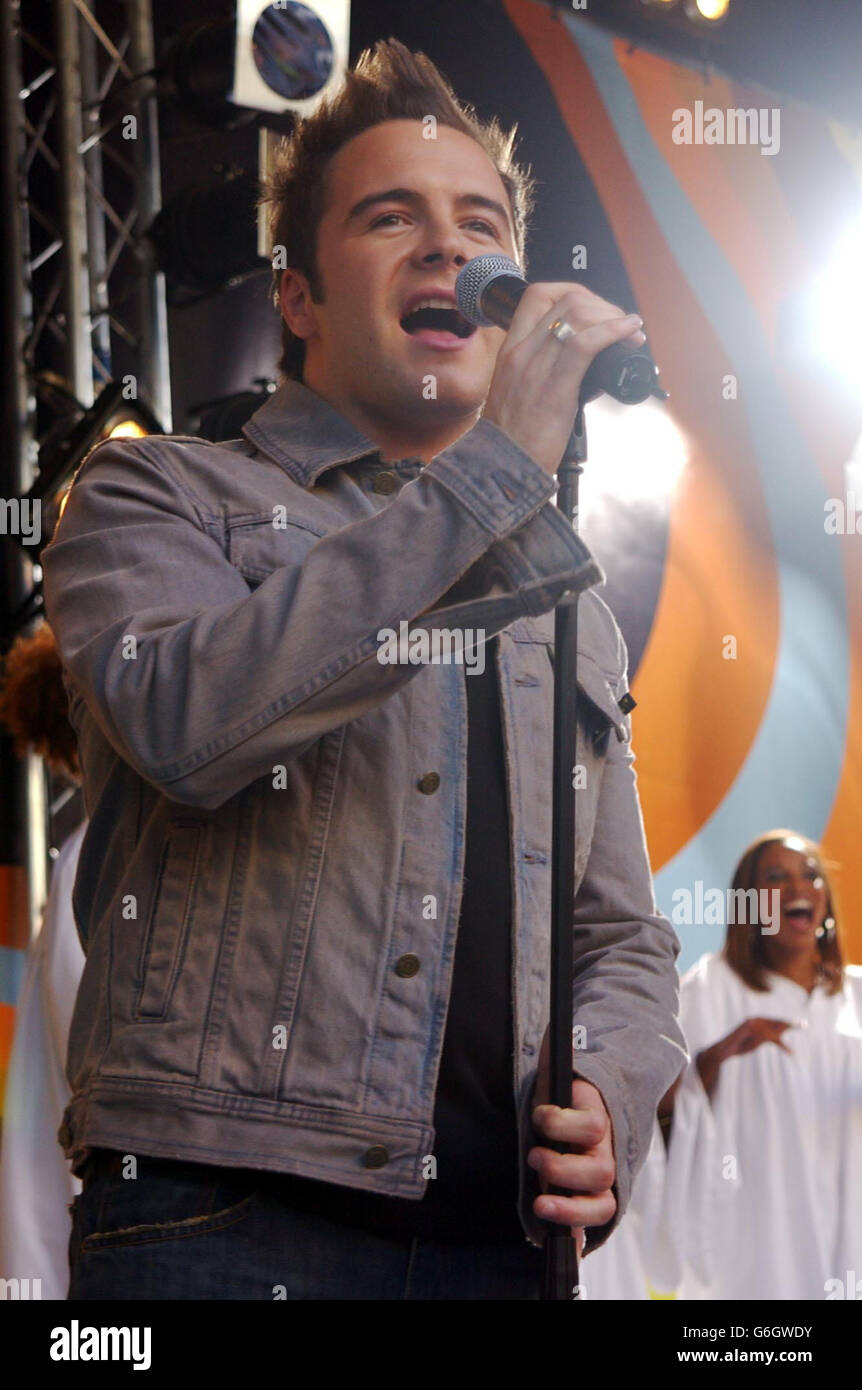 Sängerin Shane Filan von der irischen Boyband Westlife während ihres Auftritts bei MTV's TRL UK Show im MTV Studio's in Camden, Nord-London. Stockfoto