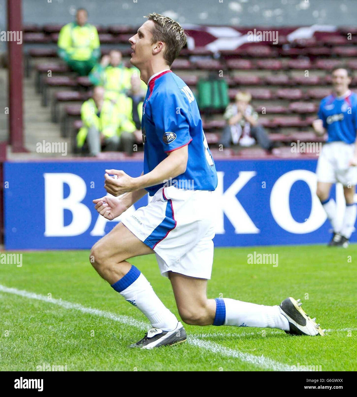 : Peter Lovenkrands der Rangers feiert sein Tor gegen Herzen während ihres Bank of Scotland Scottish Premiership-Spiels auf Hearts' Tynecastle Park Ground, Edinburgh. Stockfoto