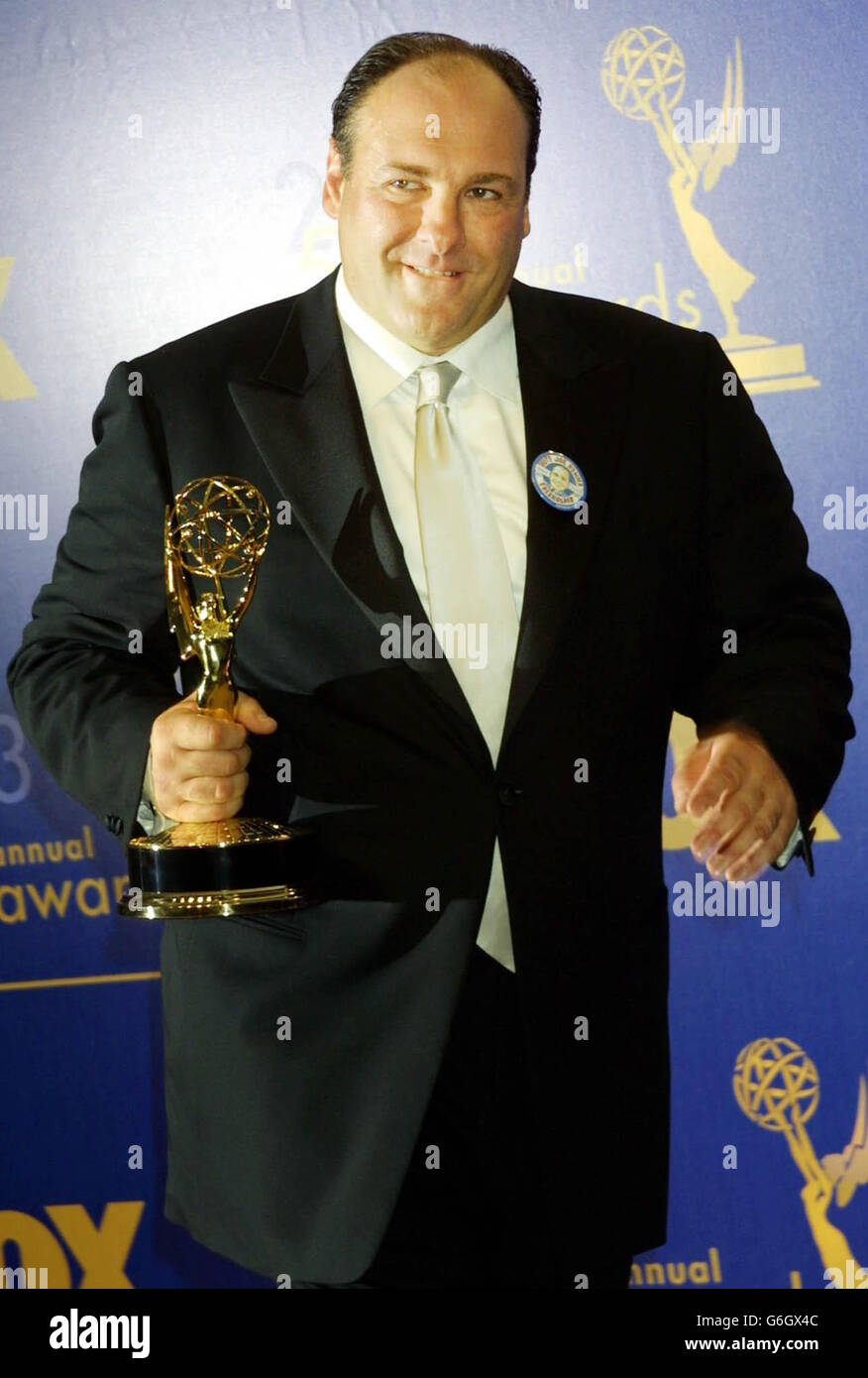 Schauspieler James Gandolfini erhält seinen Preis für den herausragenden Hauptdarsteller der Dramaturgie "The Sopranos" während der 55. Jährlichen Primetime Emmy Awards im Shrine Auditorium in Los Angeles. Stockfoto