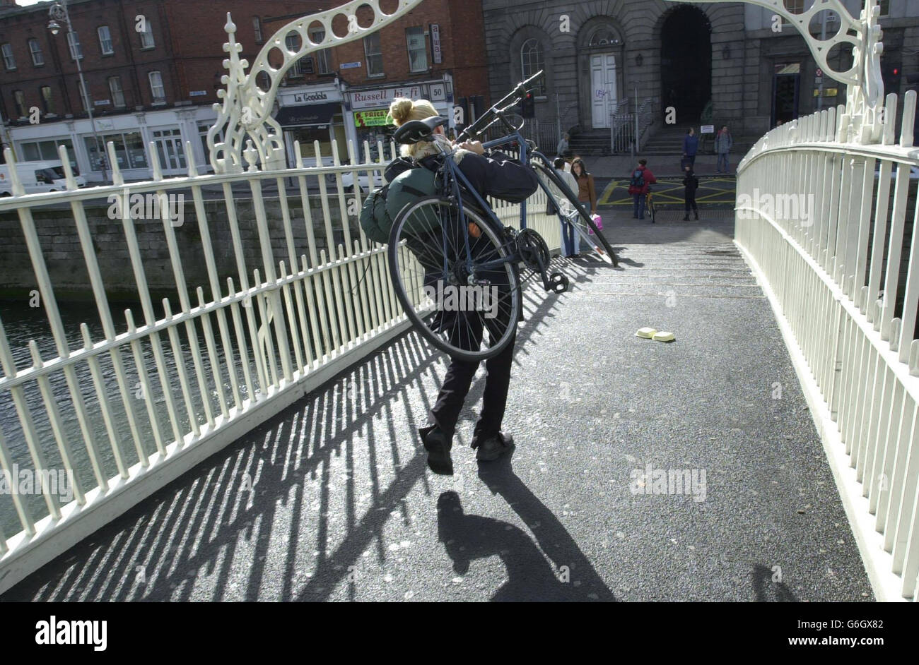 Eine Radfahrerin trägt ihr Fahrrad am Europäischen autofreien Tag in Dublin, Irland, über die Ha'Penny Bridge, die den Fluss Liffey überspannt. Die Fahrgäste fuhren mit den Bussen der Irischen Republik kostenlos, um die Verkehrsstaus in den städtischen Zentren zu verringern. * der autofreie Tag wurde in 17 irischen Städten markiert, wobei die Passagiere zwischen 10:00 und 16:00 Uhr kostenlos reisen dürfen. Dublin Bus bot von 10:00 bis 13:00 Uhr die kostenlose Nutzung seiner Dienste an, um den Fahrgästen die Vorteile des Abfahrens ihres Autos zu Hause zu zeigen. Stockfoto