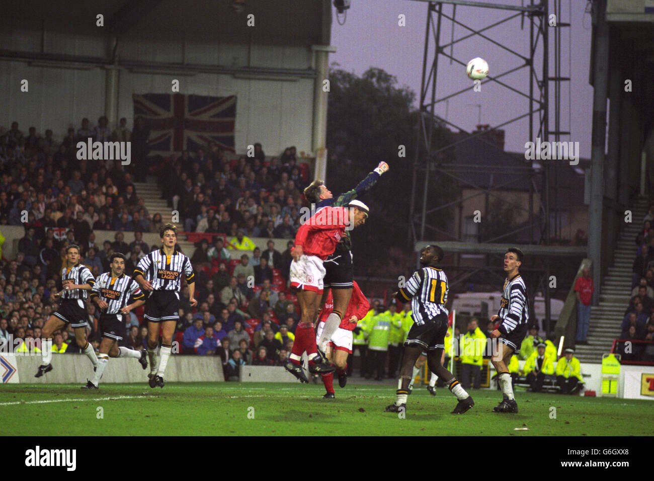 Notts County Torwart Steve Cherry schlägt den Ball weg von Nottingham Forest's Stan Collymore. (l-r für Notts County) Phil Turner, Dean Thomas, Richard Walker, Michael Johnson und Tommy Gallagher. Stockfoto