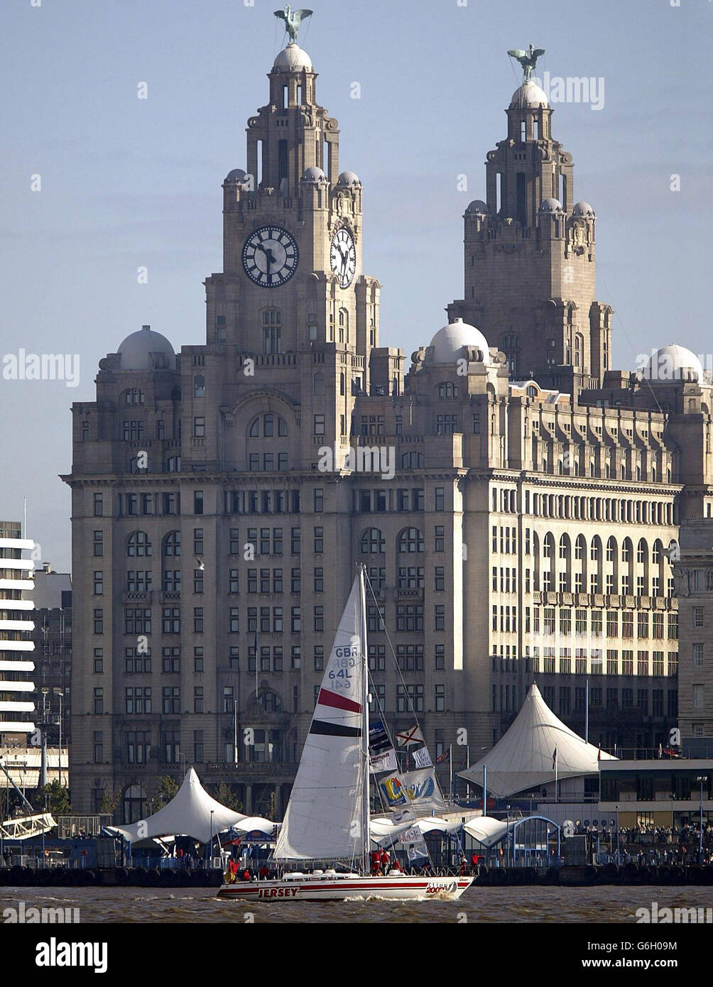 Der Jersey Clipper überquert die Ziellinie am Albert Dock am River Mersey, Liverpool und belegte den 1. Platz beim Clipper 2002 Round the World Yacht Race. * das 35,000-Meilen-Rennen begann im vergangenen Oktober am Liverpooler Albert Dock und endete dort um etwa 10:00 Uhr. Acht Yachten, die jeweils nach einer Stadt benannt wurden, nahmen an dem Rennen Teil, zu dem auch Stationen in Portugal, Hawaii, Hongkong, Kapstadt und New York gehörten. Stockfoto