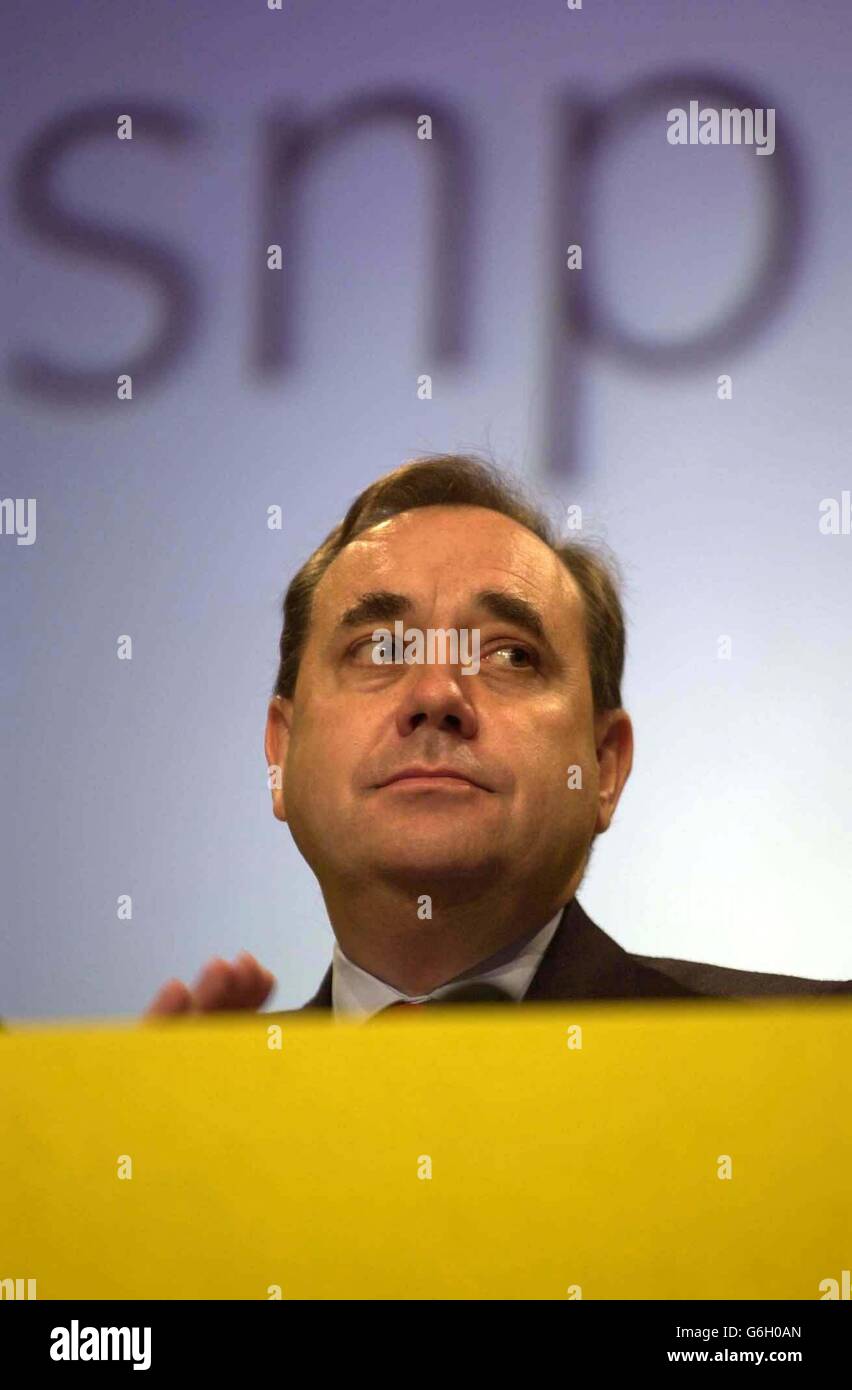 Alex Salmond bei der Konferenz der Scottish National Party in Inverness. 0 3/09/2004 als Herr Salmond 2000 als SNP-Chef abtrat, behauptete er, es sei an der Zeit, die Fackel weiterzugeben. Aber er schien mehr als glücklich, es wieder aufzunehmen, indem er am Führungswettbewerb teilnahm. Die Entscheidung von Herrn Salmond, sich dem Kampf anzuschließen, war unerwartet, nicht zuletzt, weil er sich bereits ausgeschlossen hatte. 24/10/2004 Alex Salmond, der seiner Partei am Freitag, dem 24. September 2004, mitteilen wird, dass seine Rückkehr zur Führung der SNP durch "Wut und Frustration" über das Scheitern der Dezentralisierung veranlasst wurde. Stockfoto