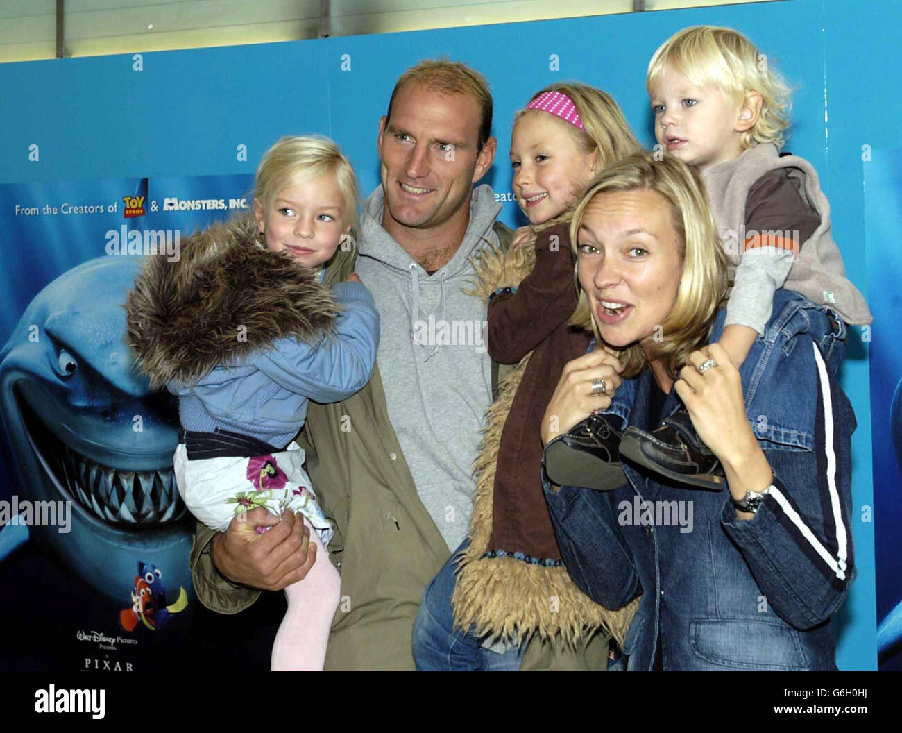 Der englische Rugby-Spieler Lawrence Dallaglio mit seiner Partnerin Alice und seiner Familie bei der Premiere von Finding Nemo im Odeon Cinema am Londoner Leicester Square. Stockfoto