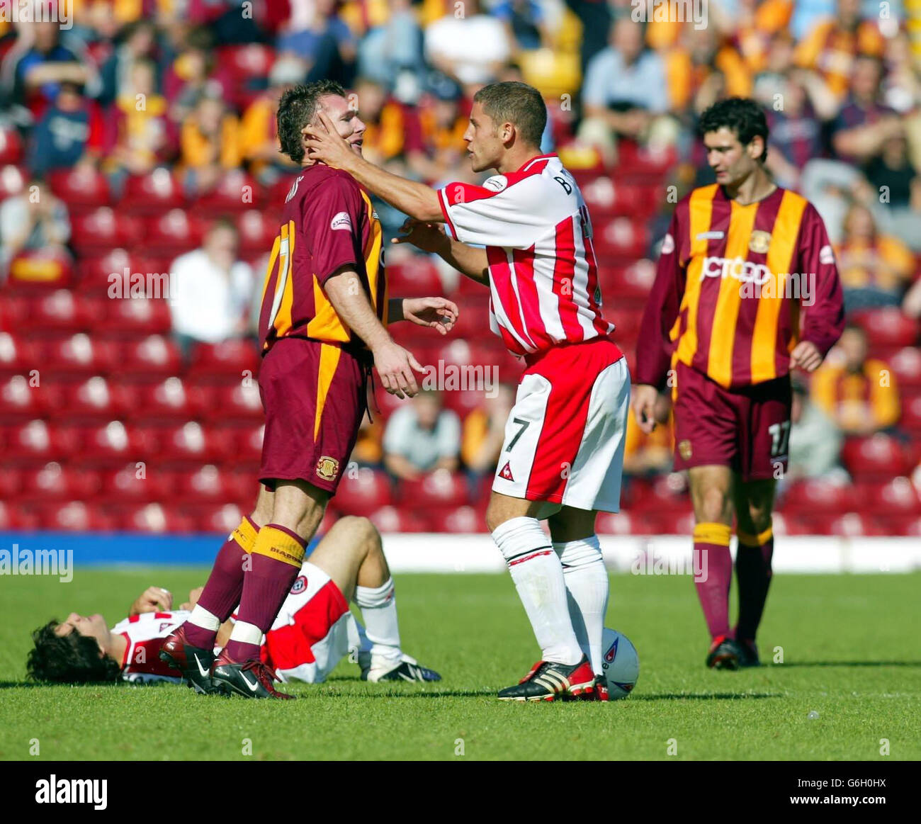 Sheff Utd's Michael Brown, lernen Sie Bradfords Paul Evans während des Fußballspiels Bradford City gegen Sheffield United in den Griff. KEINE INOFFIZIELLE CLUB-WEBSITE. Stockfoto