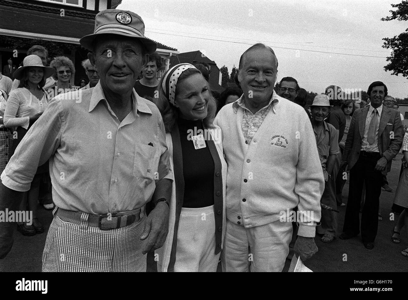 14. OKTOBER: AN DIESEM TAG IM JAHR 1977 STIRBT BING CROSBY. Bing Crosby und Bob Hope gehörten zu den Teilnehmern eines Pro-am-Golfturniers am Vorabend der Colgate European Women's Open Championships 30,000. Crosbys Frau Katheryn steht zwischen den 2 Veteranen. Stockfoto