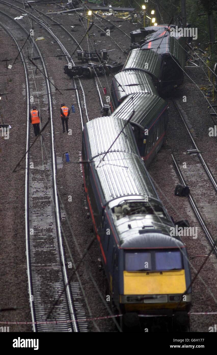 17. OKTOBER: AN DIESEM TAG IM Jahr 2000 HINTERLIESS DIE EISENBAHNUNGLÜCK-KATASTROPHE VON HATFIELD 4 TOTE UND MONATELANGE UNTERBRECHUNG EINER DER MEISTBEFAHRENEN BAHNLINIEN GROSSBRITANNIENS die Szene des Eisenbahnunglücks in der Nähe von Hatfield, Herts . Beamte der britischen Verkehrspolizei und der Polizei von Hertfordshire gehen davon aus, mehrere Stunden damit zu verbringen, den Unfallort zu durchsuchen, bei dem vier Menschen starben und 35 verletzt wurden. *24/10/2000 EINE Schweigeminute wurde gehalten, um den Eisenbahnunfall von Hatfield zu markieren, eine Woche nach dem Tod von vier Personen. Bahnhöfe und Züge entlang der Strecke des zum Untergang verurteilten Zuges nahmen an der Geste des Respekts gegen die Toten und 35 Teil Stockfoto