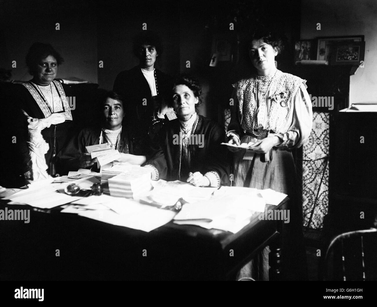 AN DIESEM TAG IM Jahr 1903 GRÜNDETE EMMELINE PANKHURST DIE FRAUEN-SOZIAL-UND POLITISCHE UNION Frau Emmeline Pankhurst (zweite rechts) mit ihrer Tochter Christabel und anderen Frauenrechtlerinnen Führer bei einem Treffen im Clements Inn im Jahr 1908. Stockfoto