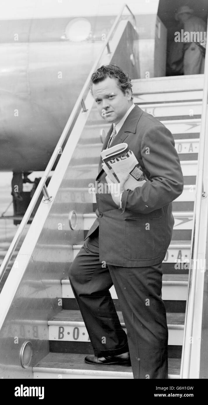 10. OKTOBER: AN DIESEM TAG IM Jahr 1985 STARB DER SCHAUSPIELER UND REGISSEUR ORSON WELLES Orson Welles, der amerikanische Autor, Schauspieler und Produzent, verlässt den Flughafen London nach Rom. Stockfoto