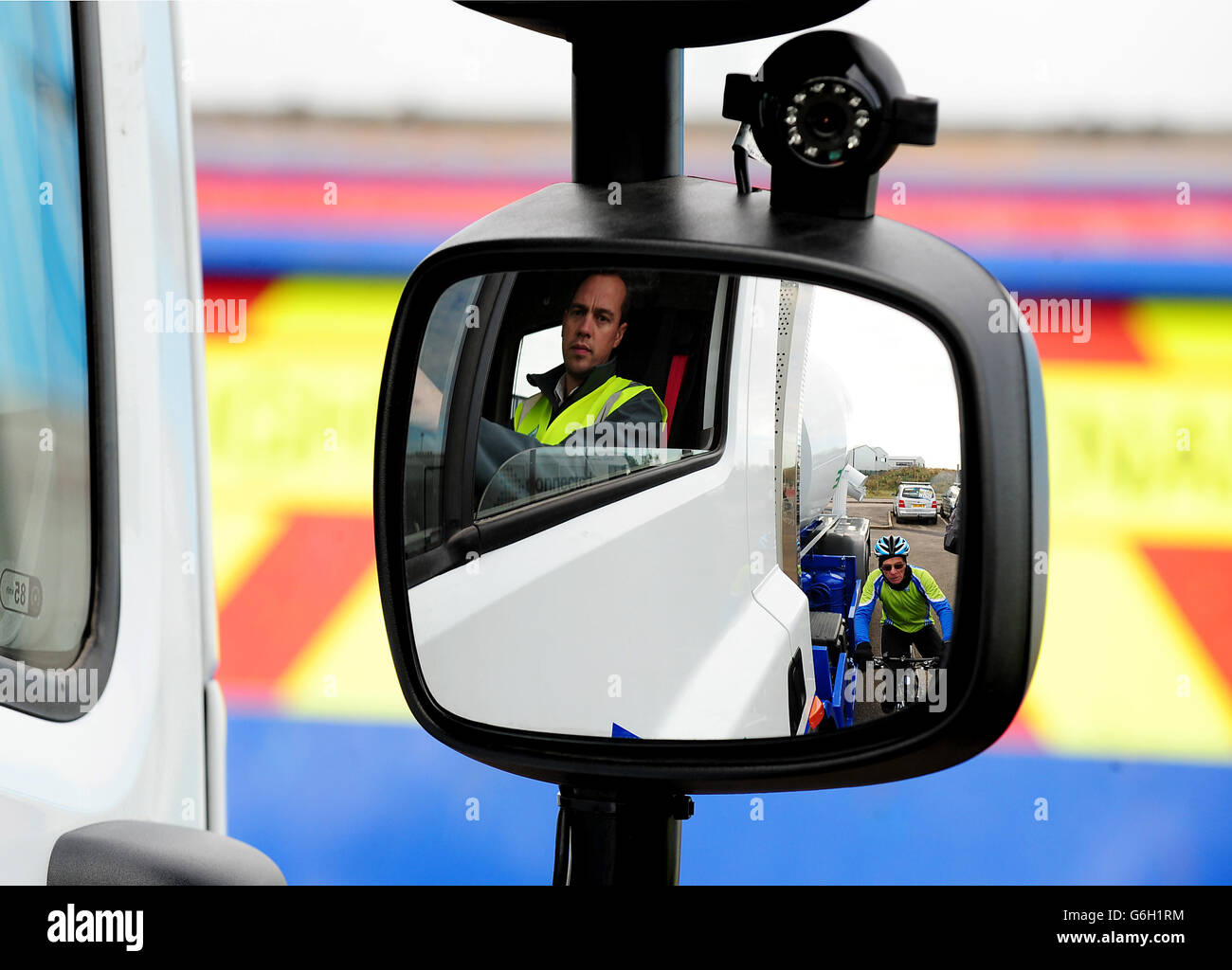 Blick des Lkw-Fahrers auf den Radfahrer in einem LKW-Seitenspiegel beim Changing Places Cycling Event im Pride Park in Derby. Stockfoto