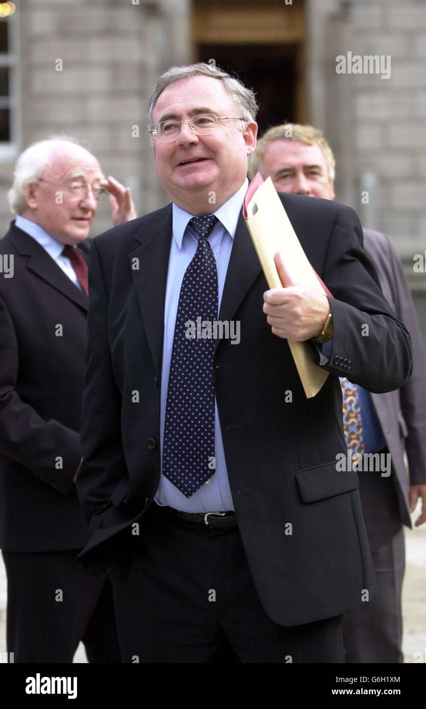 Der irische Labour-Vorsitzende Pat Rabbitte im Leinster House für den ersten Tag des irischen parlaments nach der dreimonatigen Pause. Der irische Staatsscheck könnte mit einer Rechnung von mehr als 700 Millionen (1 Milliarde Euro) konfrontiert werden, um Opfer von Missbrauch durch Mitglieder religiöser Orden zu kompensieren, sagte ein hochrangiger Regierungsbeamter von Dublin heute. Die Warnung kam von Irish Comptroller und Auditor General John Purcell in einem 54-seitigen Abschnitt seines Jahresberichts über eine Vereinbarung zwischen dem irischen Staat und den römisch-katholischen Kirchenführern vor mehr als einem Jahr. Stockfoto