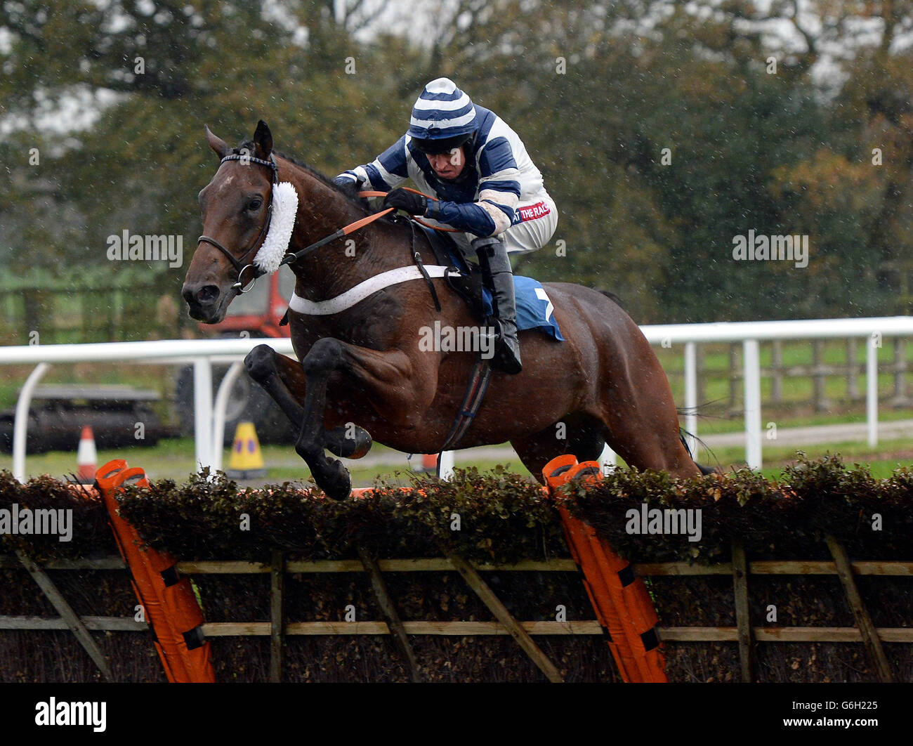 Die Rallye von Barry Geraghty überspringt die letzte Hürde und gewinnt das Watch Racing UK beim Hürdenlauf für Sky 432-Anfänger auf der Wetherby Racecourse in Wetherby. Stockfoto