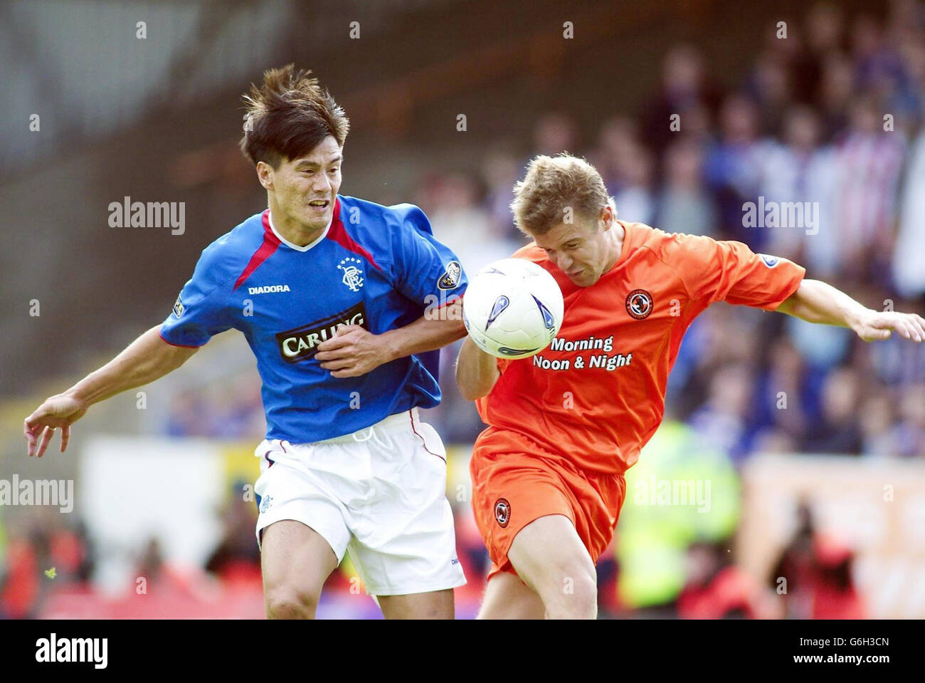 Michael Mols von den Rangers kämpft gegen Chris Innes von Dundee United bei ihrem schottischen Premiership-Spiel der Bank of Scotland im Tannadice Park in Dundee. Stockfoto