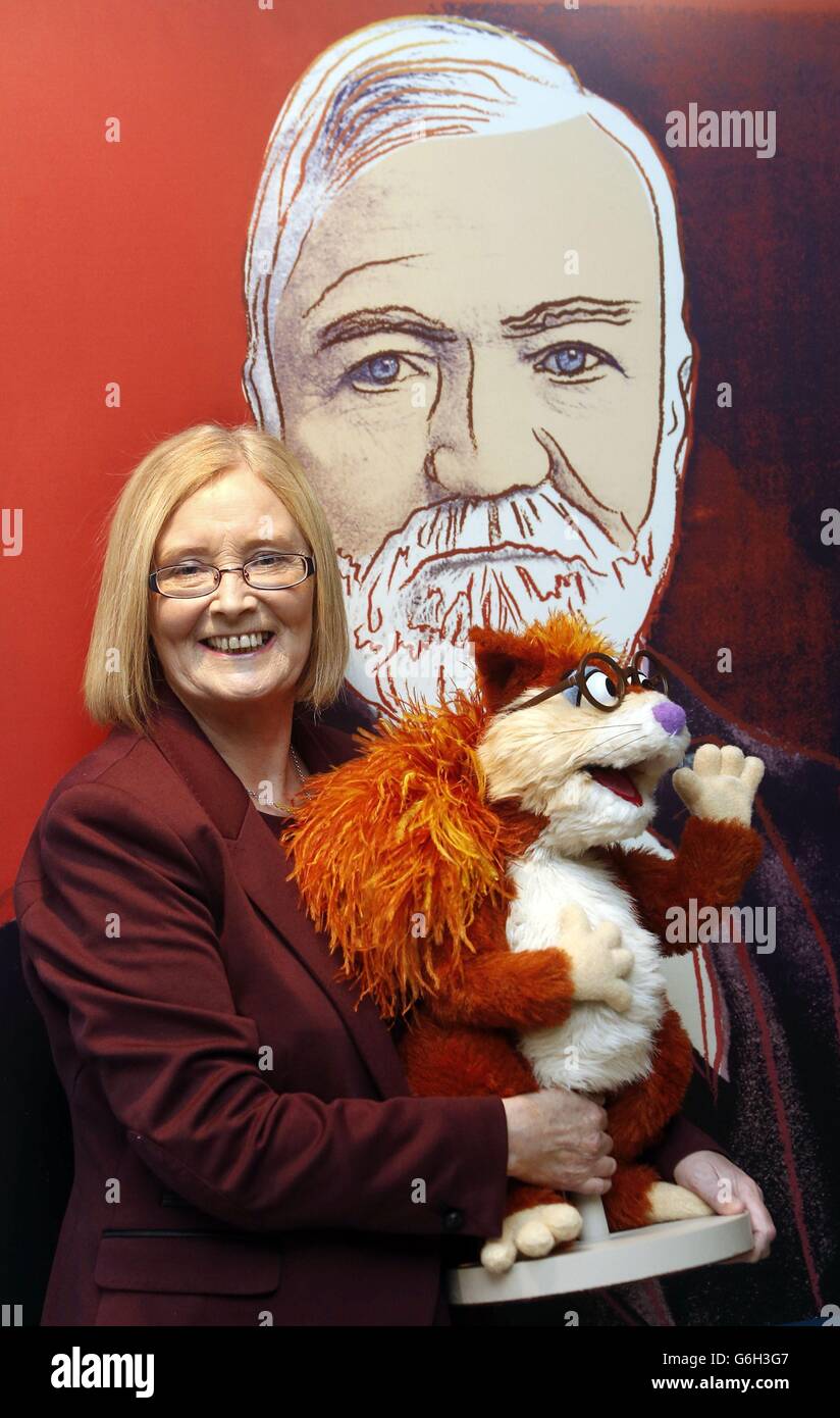 Holyrood-Vorsitzende Tricia Marwick mit Figuren aus der Sesame Street und einer Zeichnung von Andrew Carnegie während der Eröffnung der Ausstellung Andrew Carnegie: The Legacy That Changed the World, die heute im schottischen Parlament in Edinburgh eröffnet wurde. Stockfoto