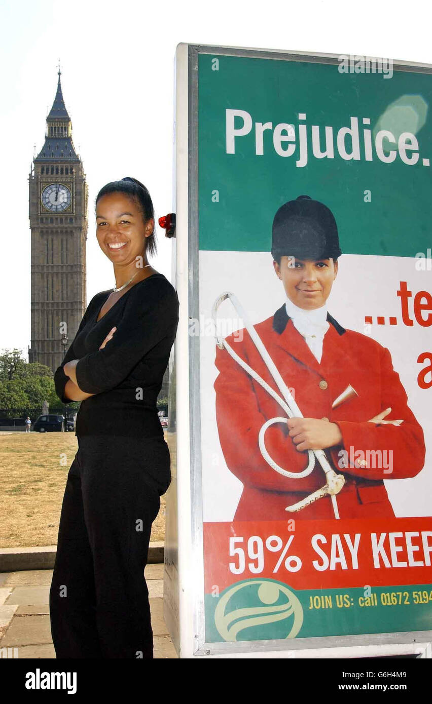 Sarah Lake, 30, eine Jägerin aus West-Wales, hilft bei der Einführung der neuesten Pro-Jagd-Kampagne der Countryside Alliance am 4. September 2003 auf dem Parliament Square im Zentrum von London. MS Lake ist die neueste Waffe der Allianz im Kampf um die Jagd. Sie sagt, dass sie als Mitglied der Jagd mehr Misshandlungen als als die Tochter eines afro-karibischen Vaters und einer englischen Mutter begegnet ist. Die Allianz sagt, dass die Plakatkampagne die Vorurteile der Labour-Abgeordneten hervorhebt, die von einem Jagdverbot besessen sind. Stockfoto