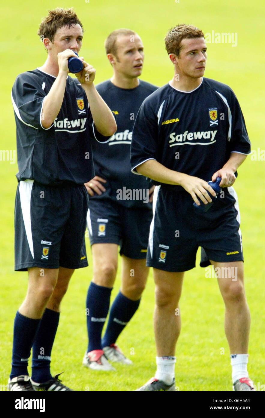 Schottlands Maurice Ross (links), Barry Ferguson (rechts) und Paul Devlin während eines Trainings in Westfalia Herne in Deutschland, vor ihrem EM 2004 Qualifying Match gegen Deutschland. Stockfoto