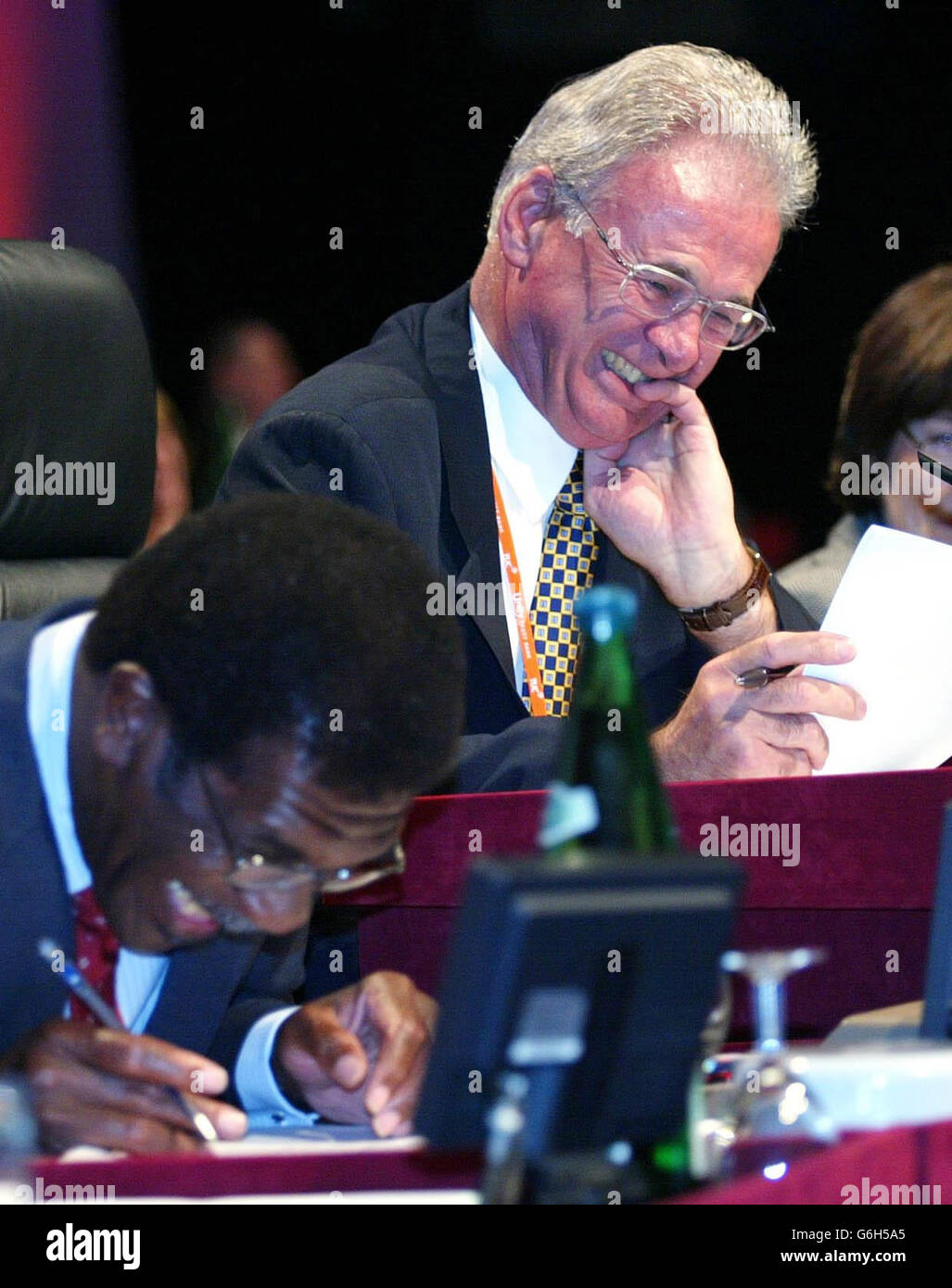 Sir Bill Morris (links), Generalsekretär der Transport- und Generalarbeitergewerkschaft, und TUC-Präsident Nigel de Gruchy brüllen vor Lachen, nachdem Herr de Gruchy versehentlich eine Stand-up-Debatte zwischen Digby Jones, dem Generaldirektor der CBI, einführte. Die Parlamentarierin für Handel und Industrie Patricia Hewitt und der TUC-Generalsekretär Brendan Barber als Stand-up-Kampf auf dem jährlichen TUC-Kongress in Brighton. Herr Jones appellierte heute für einen „Aufstand“ des gemäßigten Gewerkschaftertums und argumentierte, dass eine Rückkehr zur Militanz die Wirtschaft schädigen könnte. Stockfoto