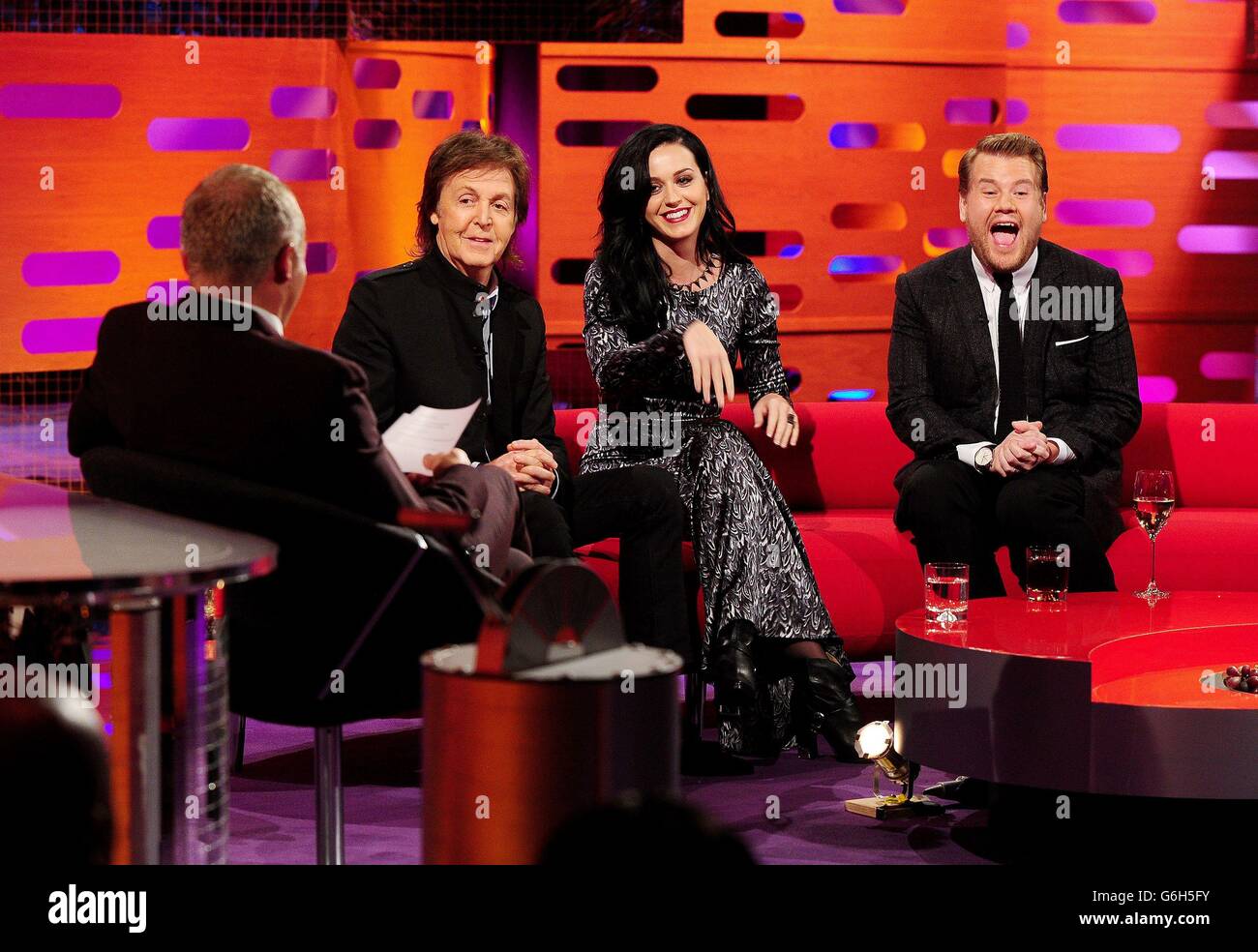 Graham Norton spricht mit (von links nach rechts) Paul McCartney, Katy Perry und James Corden während der Dreharbeiten zur Graham Norton Show in den London Studios London. Stockfoto